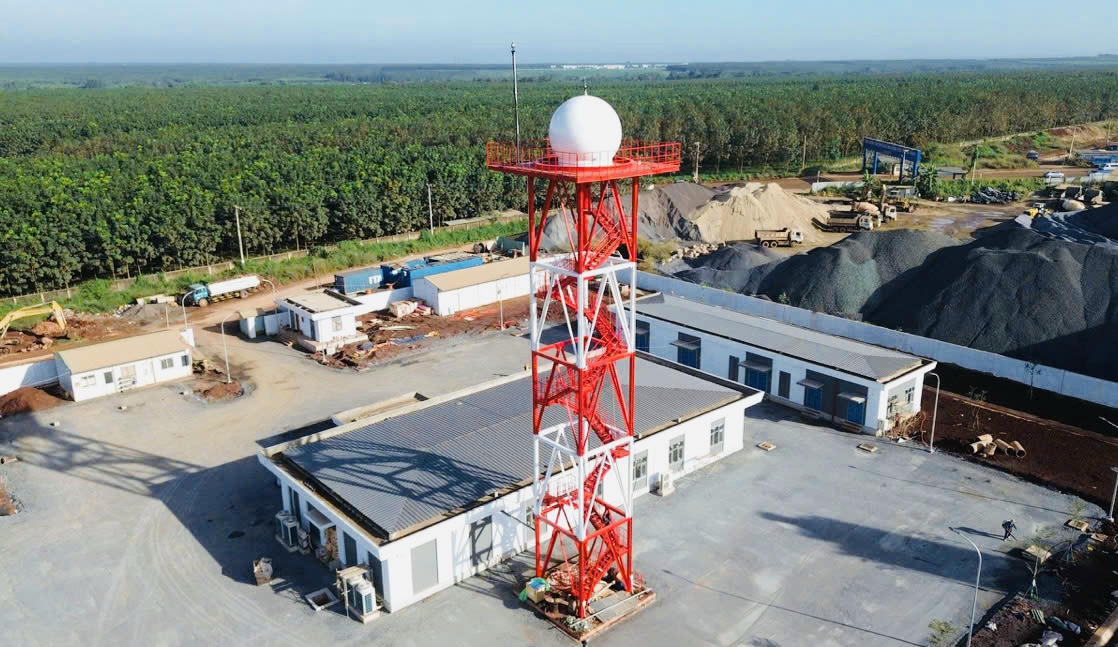 Hệ thống radar, ADS-B, khí tượng và giám sát mặt đất vận hành ổn định.