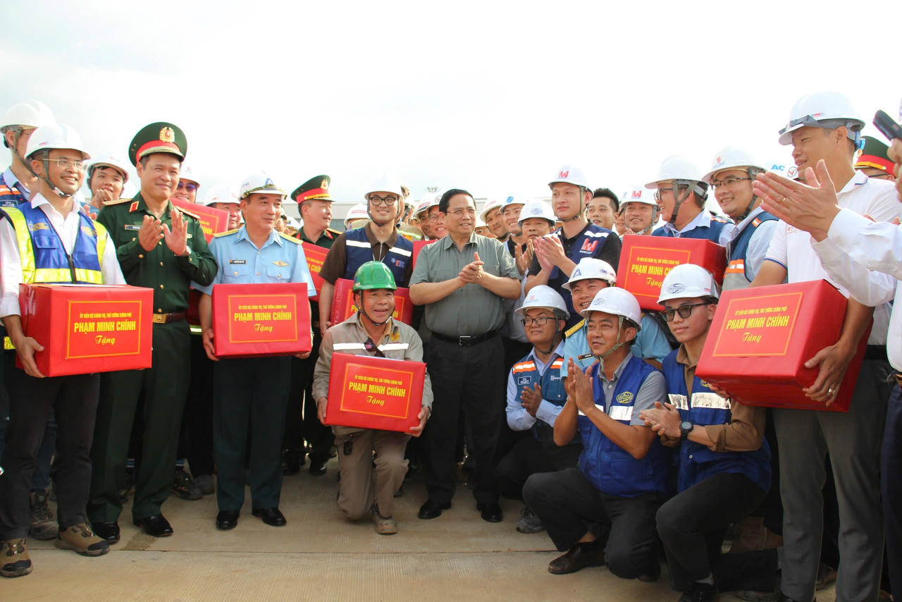 Thủ tướng Phạm Minh Ch&iacute;nh tặng qu&agrave;, động vi&ecirc;n c&aacute;c lực lượng tham gia triển khai dự &aacute;n đường cao tốc, đường kết nối với s&acirc;n bay.