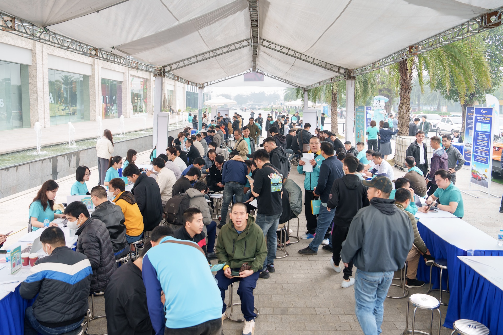 Từ đầu giờ s&aacute;ng, h&agrave;ng trăm t&agrave;i xế đ&atilde; c&oacute; mặt để t&igrave;m hiểu về c&aacute;c ch&iacute;nh s&aacute;ch của Xanh SM v&agrave; trải nghiệm mẫu xe EC Van &nbsp;