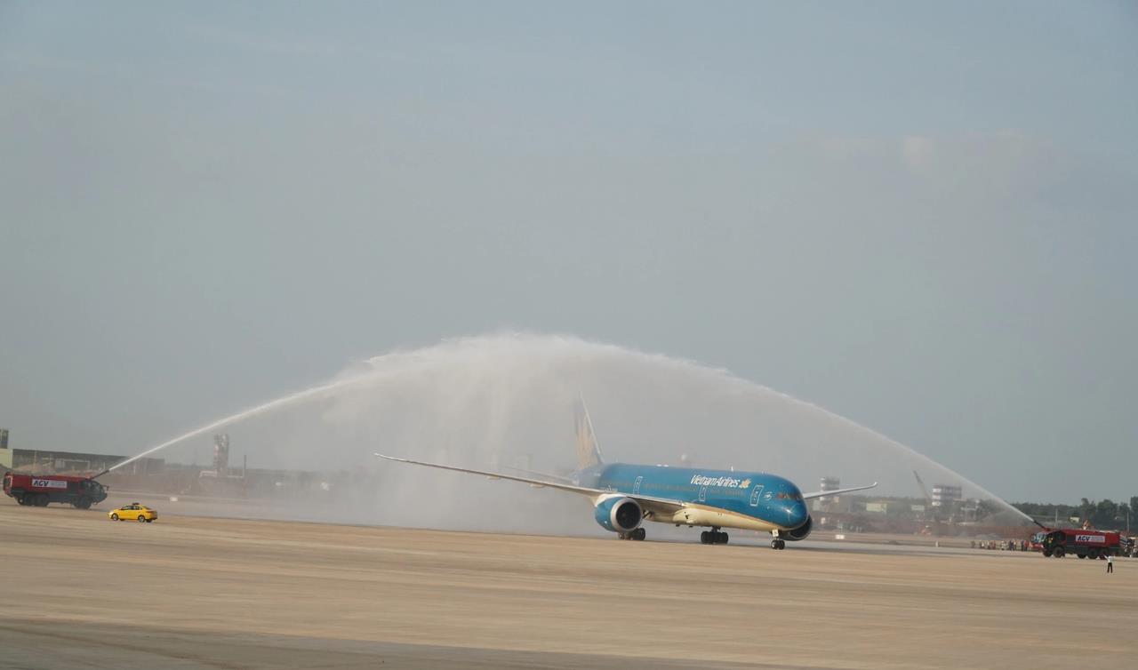 Hai xe phun v&ograve;i rồng ch&agrave;o đ&oacute;n m&aacute;y bay hạ c&aacute;nh an to&agrave;n. (Ảnh: TN)