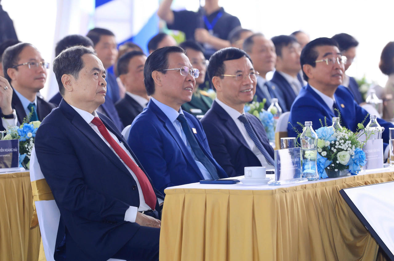 C&aacute;c đại biểu dự buổi lễ.