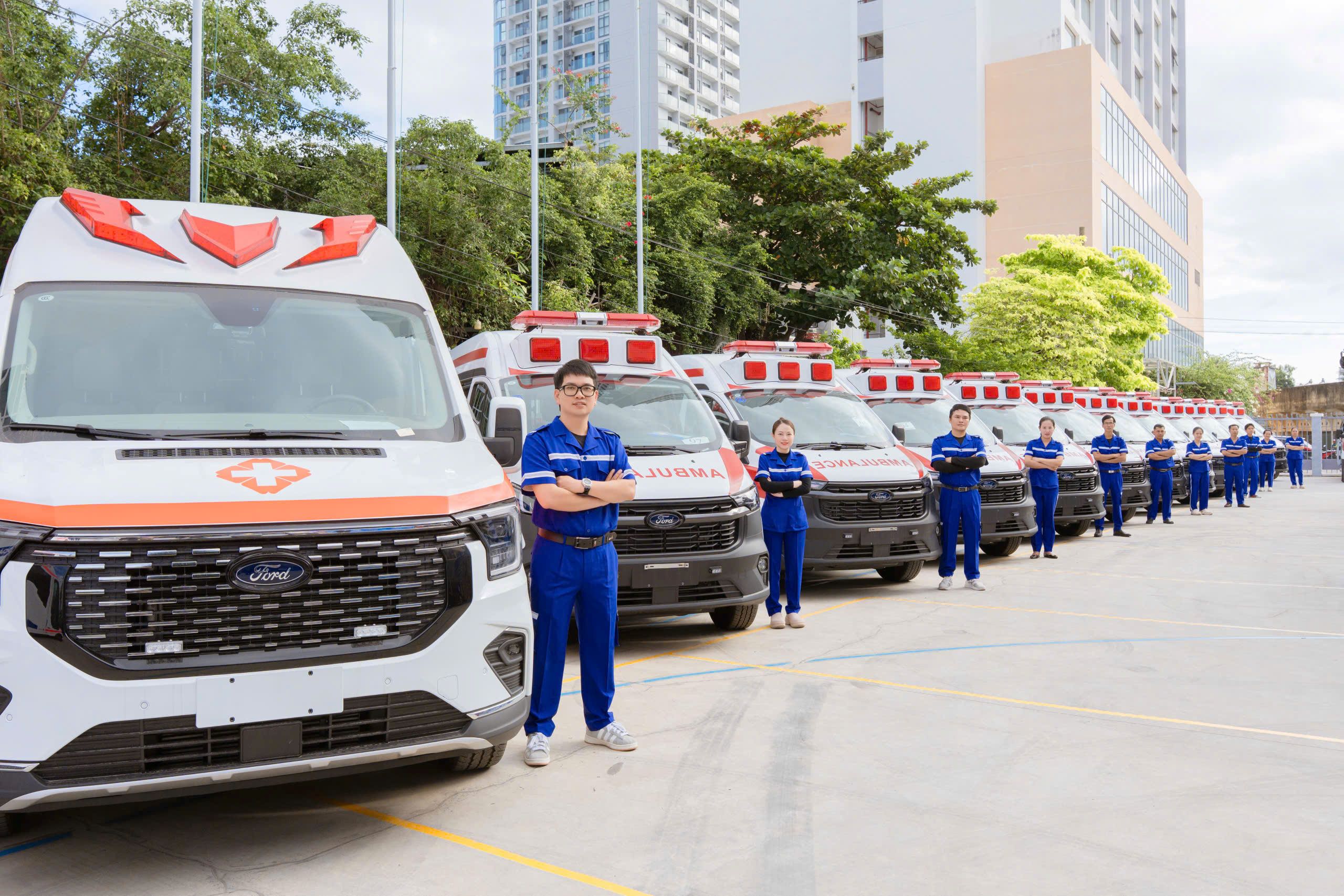 H&igrave;nh ảnh d&agrave;n xe cứu thương Vingroup t&agrave;i trợ cho tỉnh Kh&aacute;nh H&ograve;a. &nbsp;