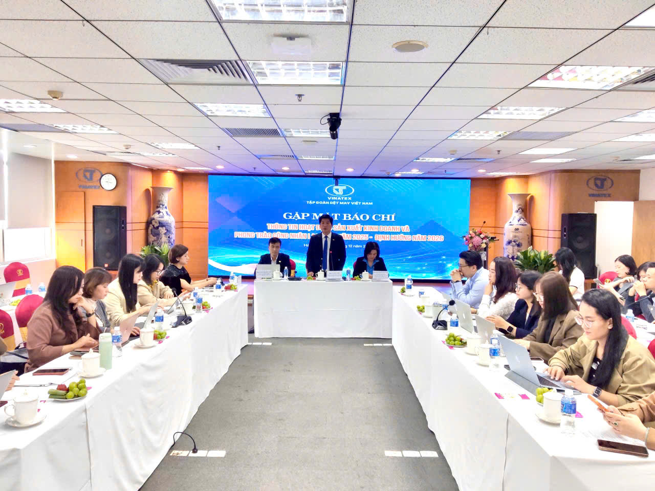 &Ocirc;ng Cao Hữu Hiếu, Tổng Gi&aacute;m đốc Tập đo&agrave;n Dệt may Việt Nam chủ tr&igrave; cuộc họp.