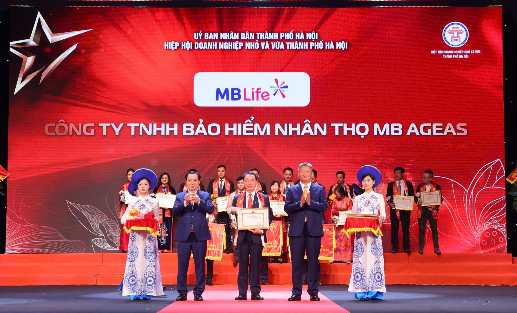 MB Life được UBND TP H&agrave; Nội trao tặng bằng khen về th&agrave;nh t&iacute;ch đ&oacute;ng g&oacute;p an sinh x&atilde; hội, g&oacute;p phần x&acirc;y dựng, ph&aacute;t triển kinh tế x&atilde; hội của Thủ đ&ocirc; năm 2025. &nbsp;