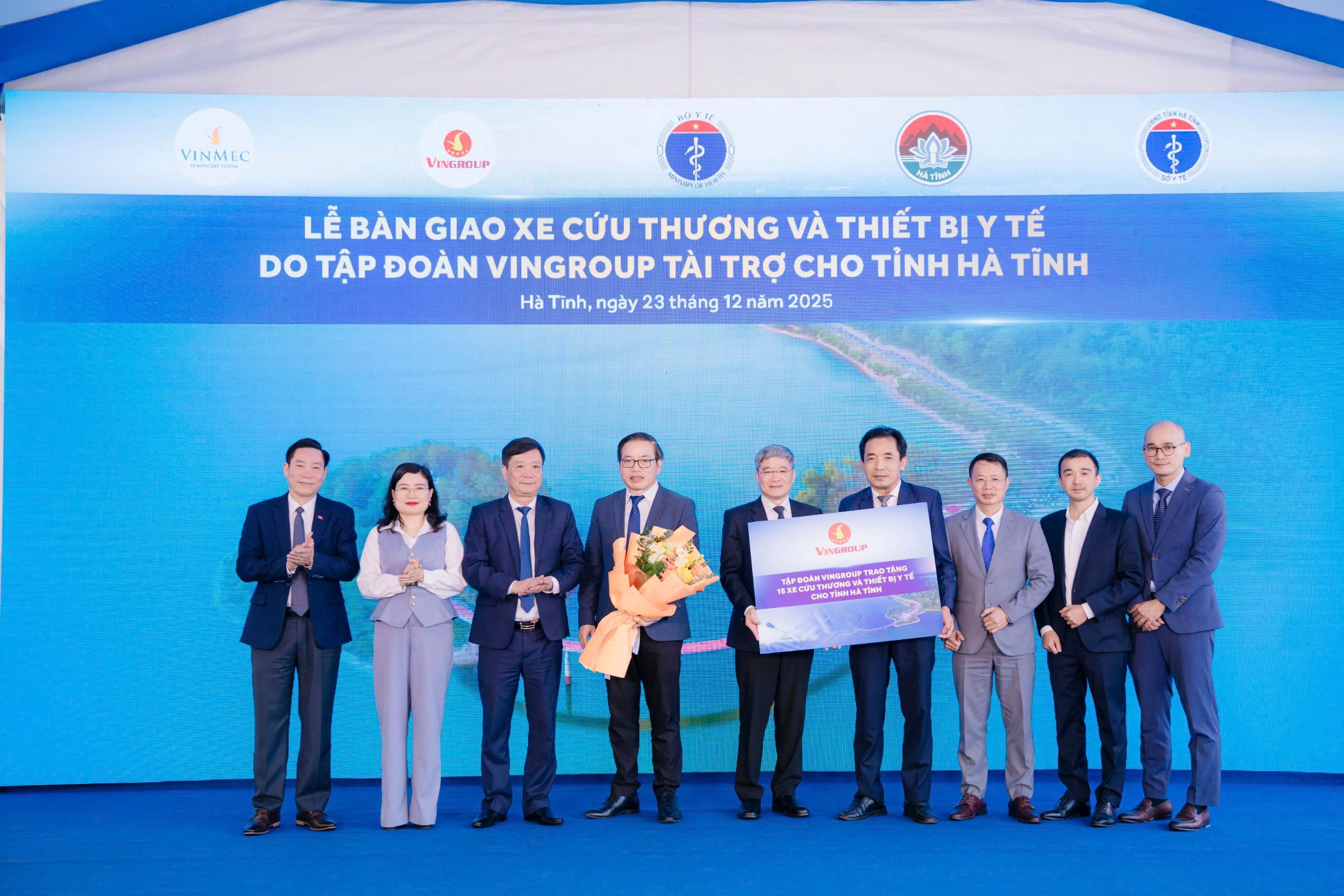 Tập đo&agrave;n Vingroup trao tặng 15 xe cấp cứu v&agrave; thiết bị y tế cho tỉnh H&agrave; Tĩnh. &nbsp;