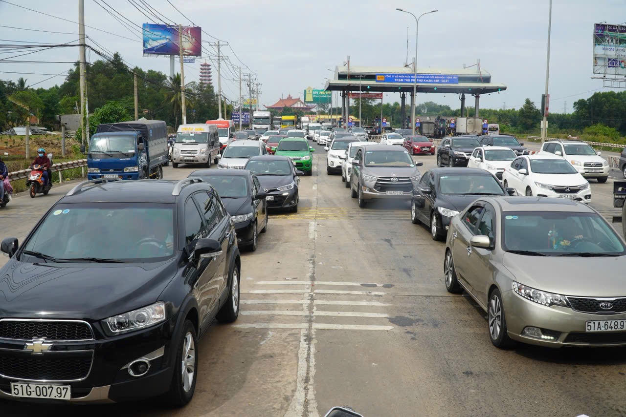 C&ocirc;ng tr&igrave;nh g&acirc;y cản trở giao th&ocirc;ng tr&ecirc;n QL51. (Ảnh trong b&agrave;i: B&ugrave;i Y&ecirc;n)