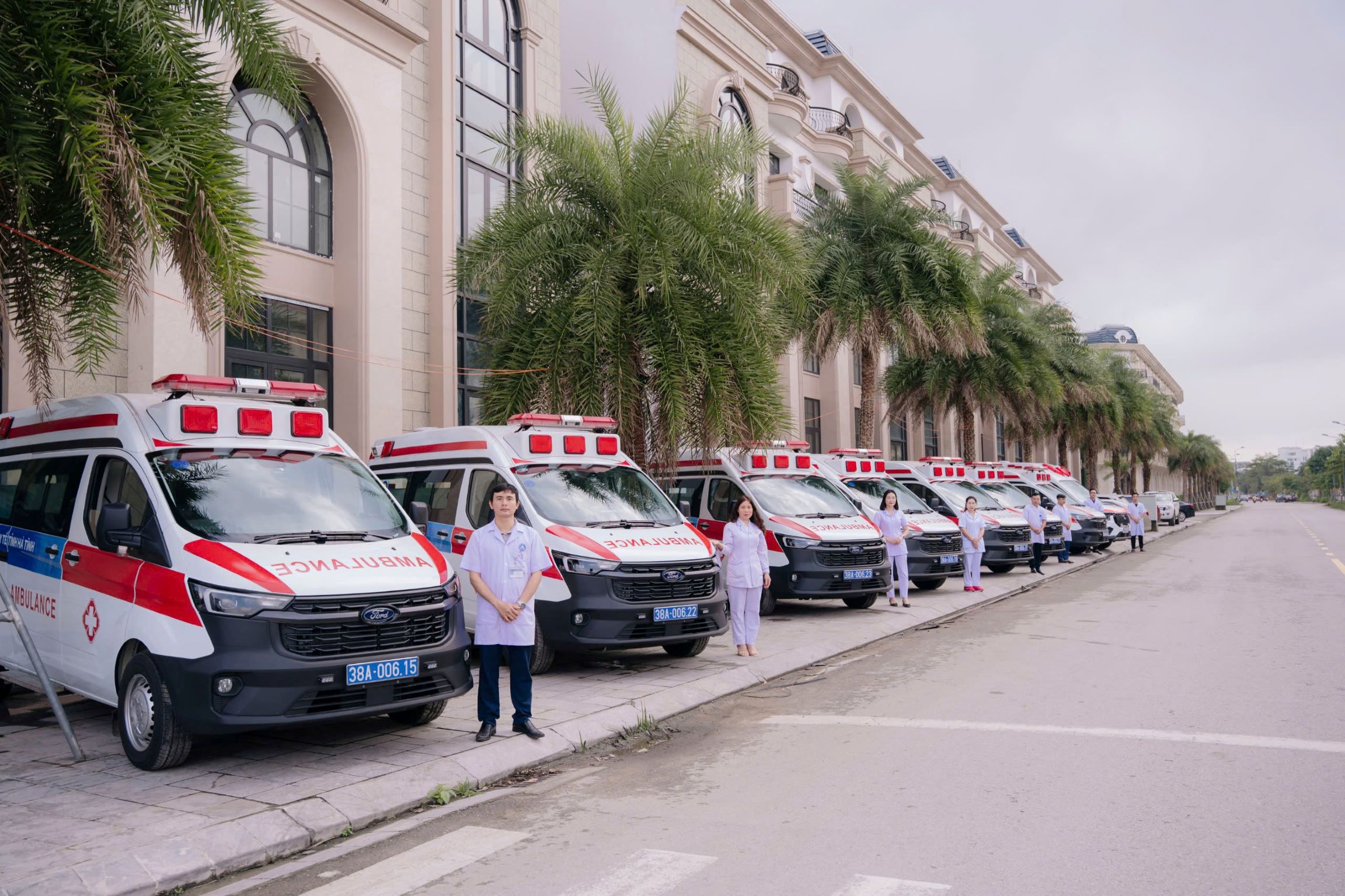 H&igrave;nh ảnh d&agrave;n xe cấp cứu Vingroup t&agrave;i trợ cho tỉnh H&agrave; Tĩnh. &nbsp;