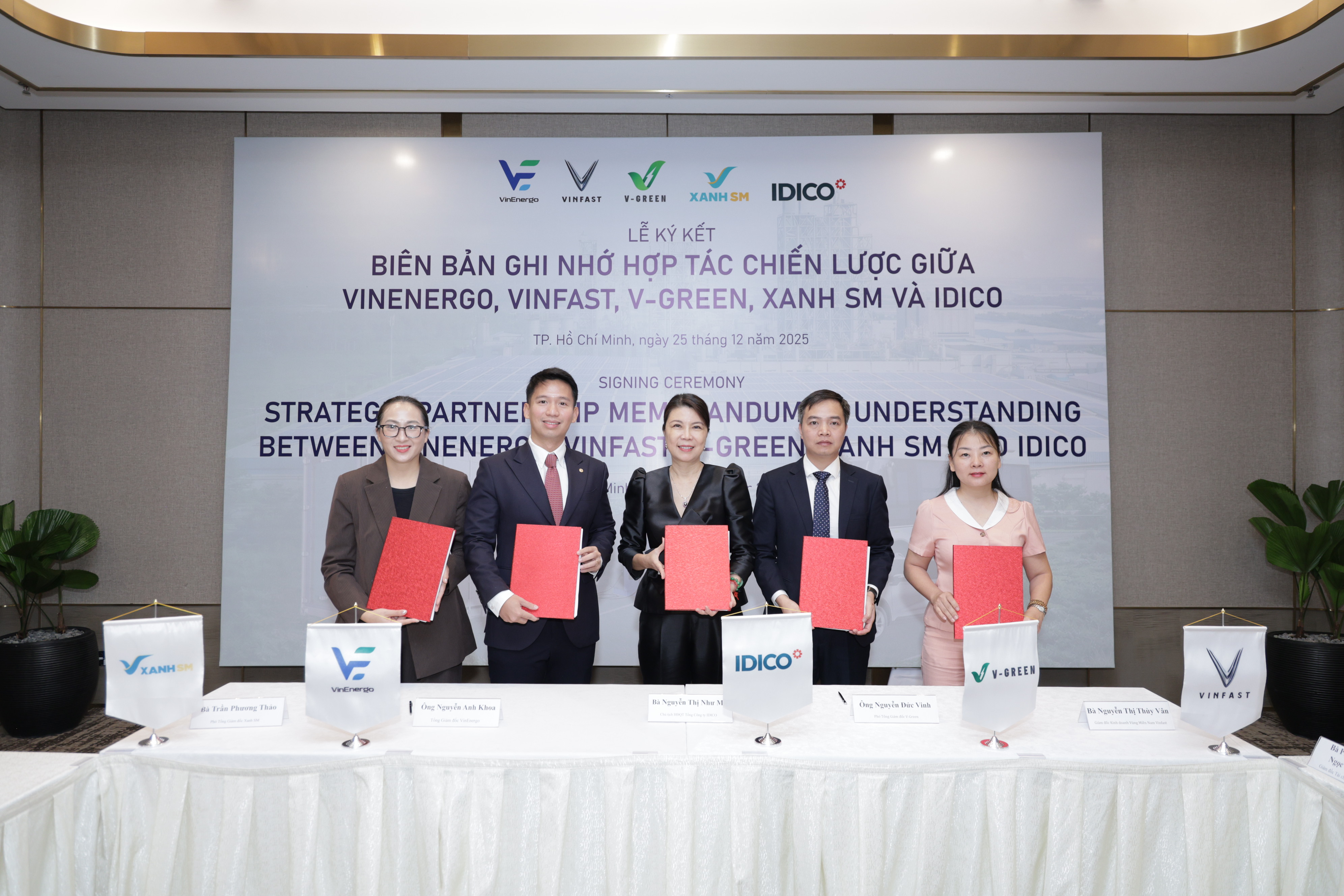 Đại diện c&aacute;c c&ocirc;ng ty: VinEnergo, VinFast, V-GREEN, Xanh SM trao bi&ecirc;n bản ghi nhớ hợp t&aacute;c chiến lược với Tổng C&ocirc;ng ty IDICO