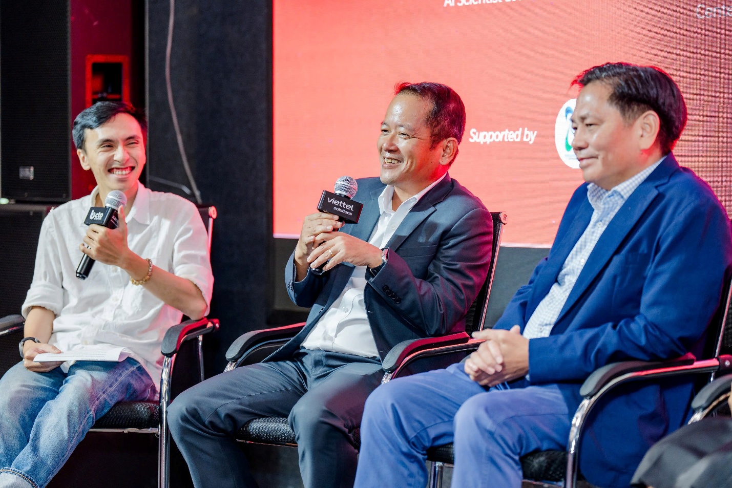 &Ocirc;ng Nguyễn Ch&iacute; Nh&acirc;n (người ngồi giữa), Ph&oacute; Gi&aacute;m đốc Trung t&acirc;m Kh&aacute;ch h&agrave;ng Doanh nghiệp miền Nam (Viettel Solutions) ph&aacute;t biểu tại sự kiện MARTECH 2025.