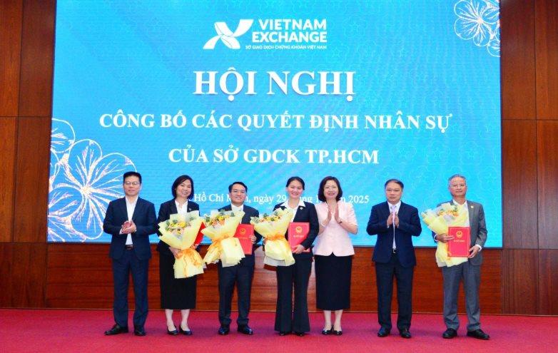 C&aacute;c L&atilde;nh đạo trao quyết định v&agrave; tặng hoa ch&uacute;c mừng c&aacute;c đồng ch&iacute; nhận nhiệm vụ mới. Ảnh: HoSE