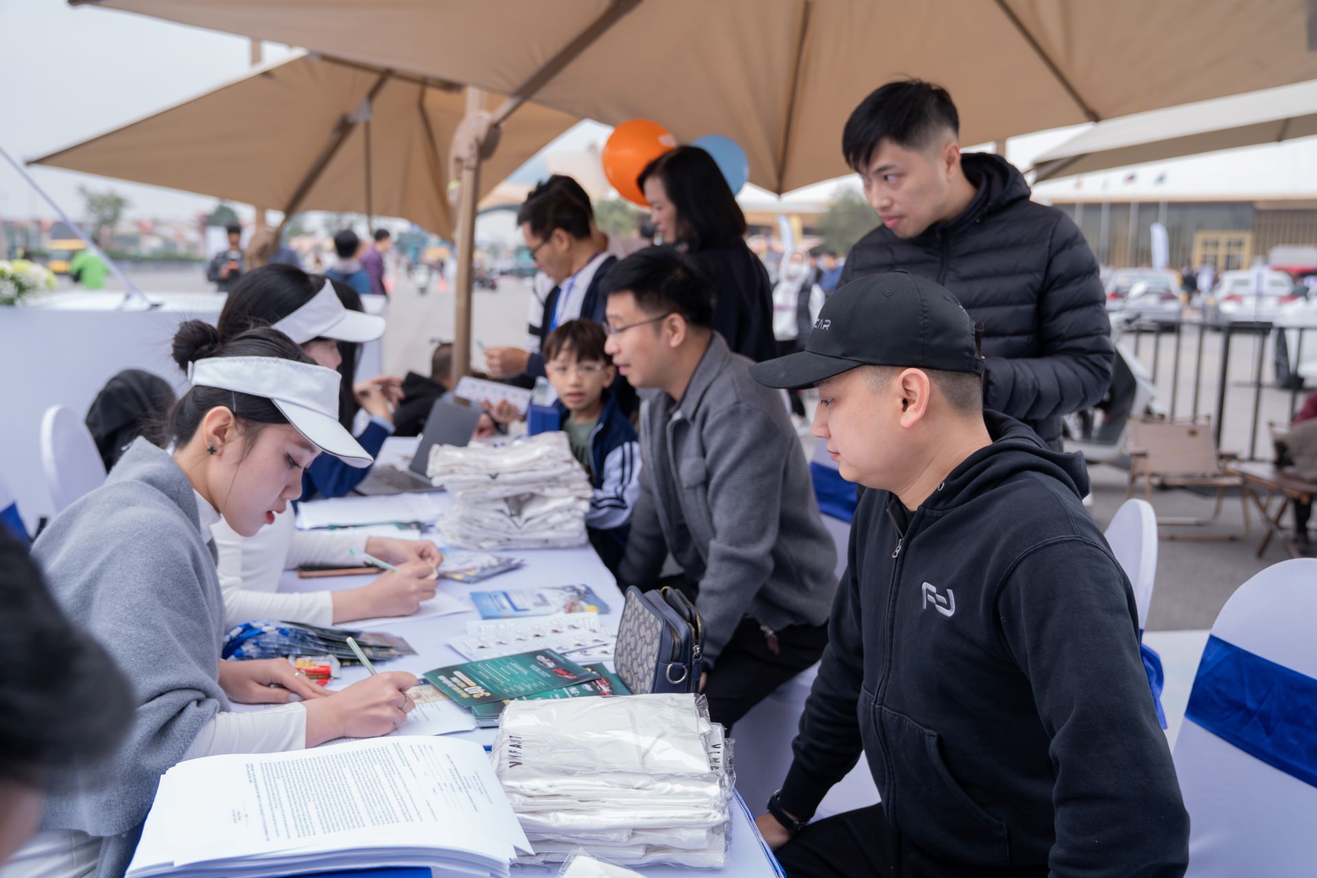 Sức h&uacute;t từ những mẫu xe mới như Minio Green khiến gian h&agrave;ng VinFast tại VMS 2025 lu&ocirc;n tấp nập kh&aacute;ch đăng k&yacute; l&aacute;i thử &nbsp;