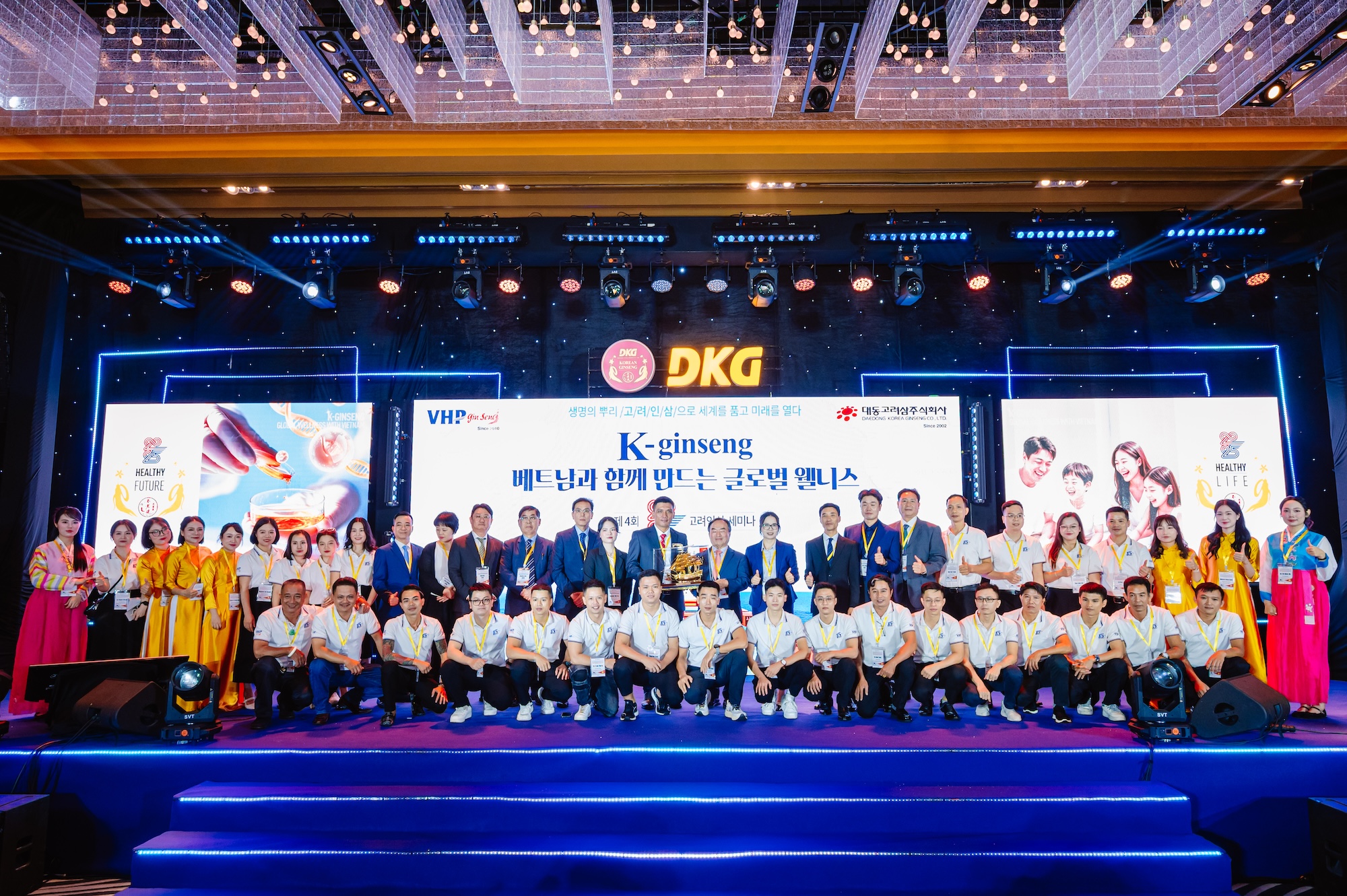 Đội ngũ nh&acirc;n sự VHP - Gắn kết đồng h&agrave;nh với sứ mệnh Cho hạnh ph&uacute;c vươn xa.