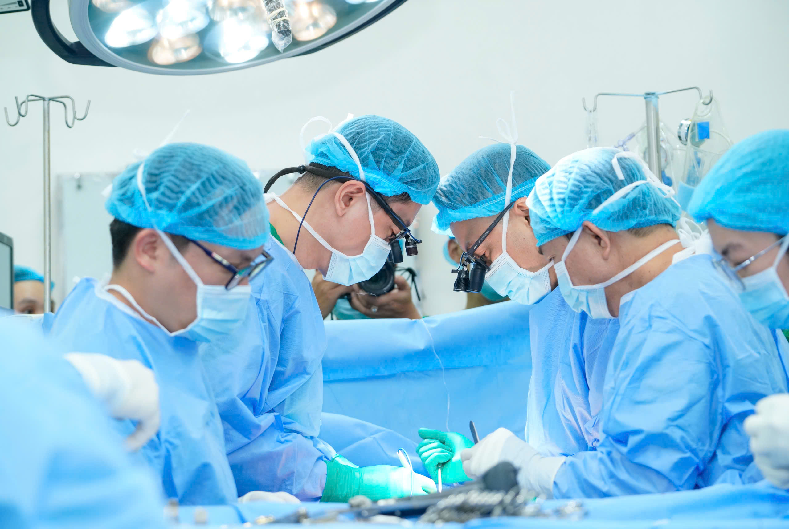 Trong cuộc chạy đua với thời gian, &ecirc; k&iacute;p đ&atilde; l&agrave;m việc xuy&ecirc;n đ&ecirc;m, vượt qua mọi giới hạn để giữ lại một nhịp tim đang dần hồi sinh cho cậu b&eacute; 15 tuổi.