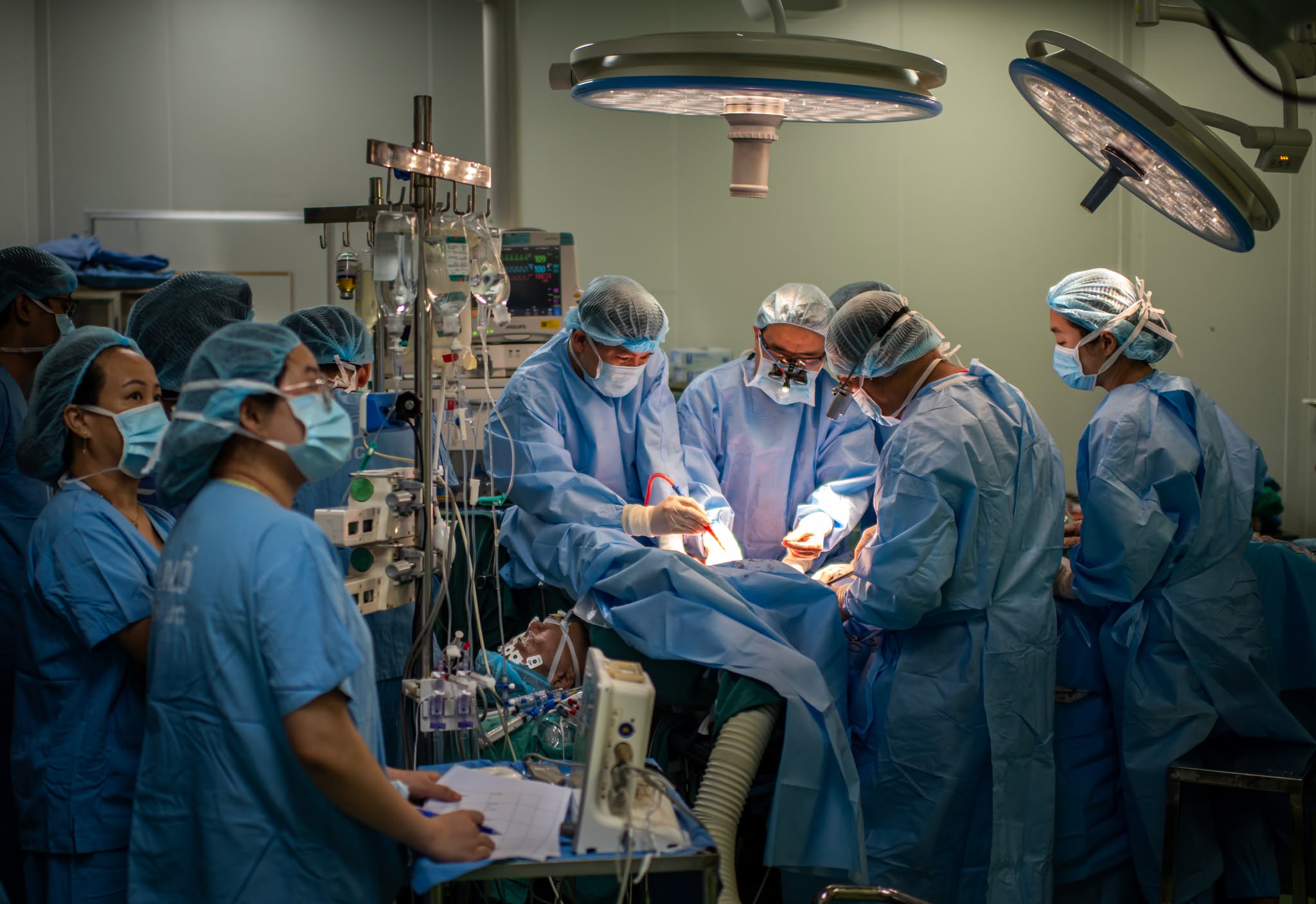 Người lưu giữ những khoảnh khắc thầm lặng của ngành Y qua ống kính nhiếp ảnh - Ảnh 1