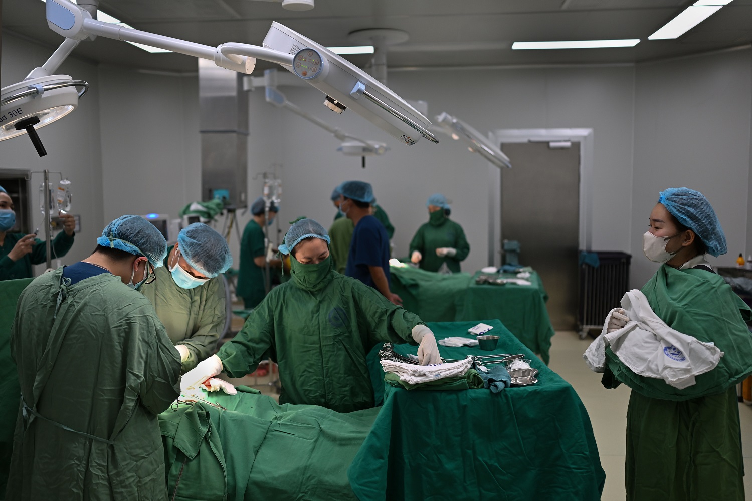 Người lưu giữ những khoảnh khắc thầm lặng của ngành Y qua ống kính nhiếp ảnh - Ảnh 2