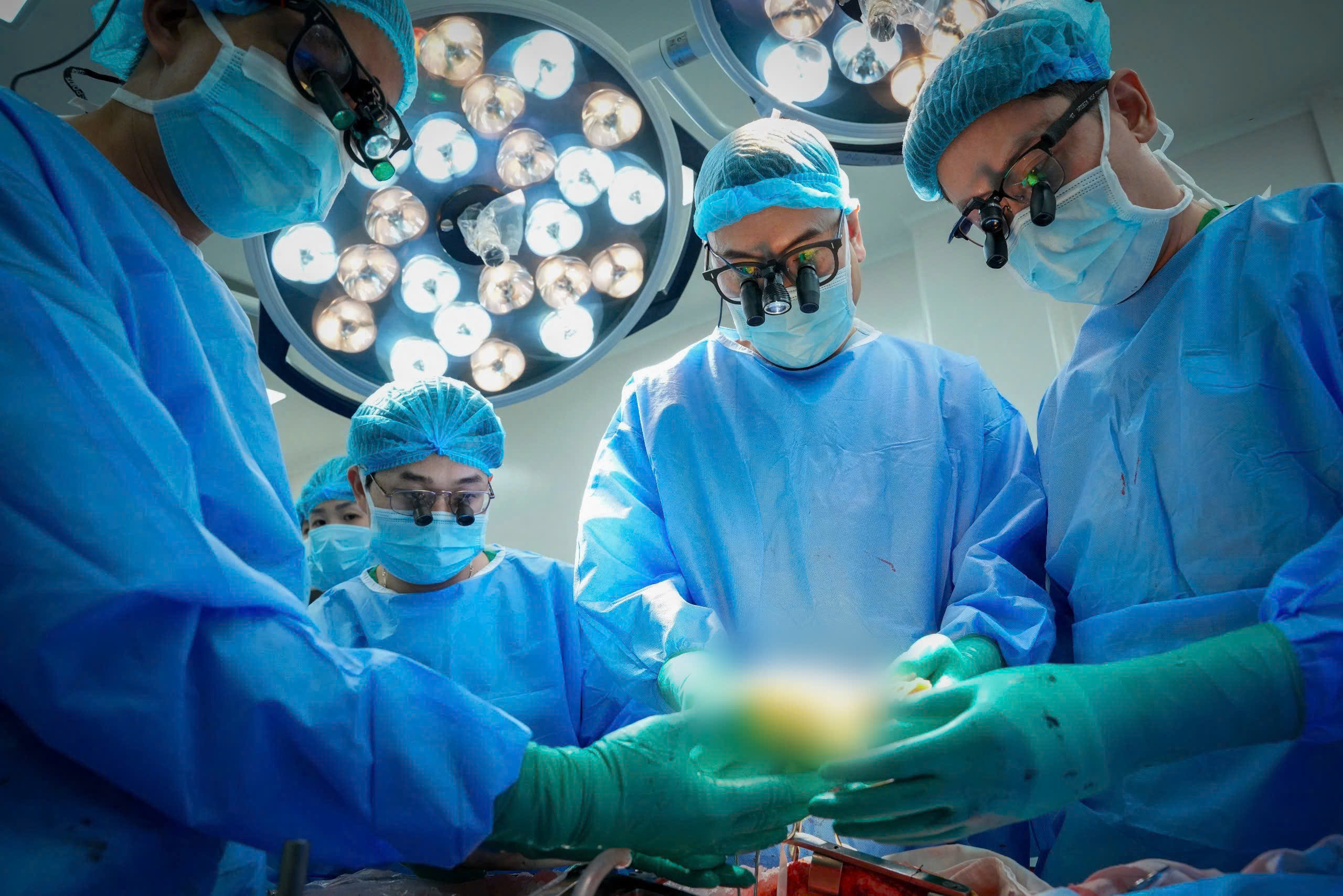 Giữa ph&ograve;ng mổ tĩnh lặng, tr&aacute;i tim được n&acirc;ng l&ecirc;n bằng tất cả sự tr&acirc;n trọng &ndash; mỗi thao t&aacute;c l&agrave; sự cẩn trọng tuyệt đối, mỗi &aacute;nh nh&igrave;n l&agrave; tr&aacute;ch nhiệm g&igrave;n giữ một sự sống đang được trao gửi.