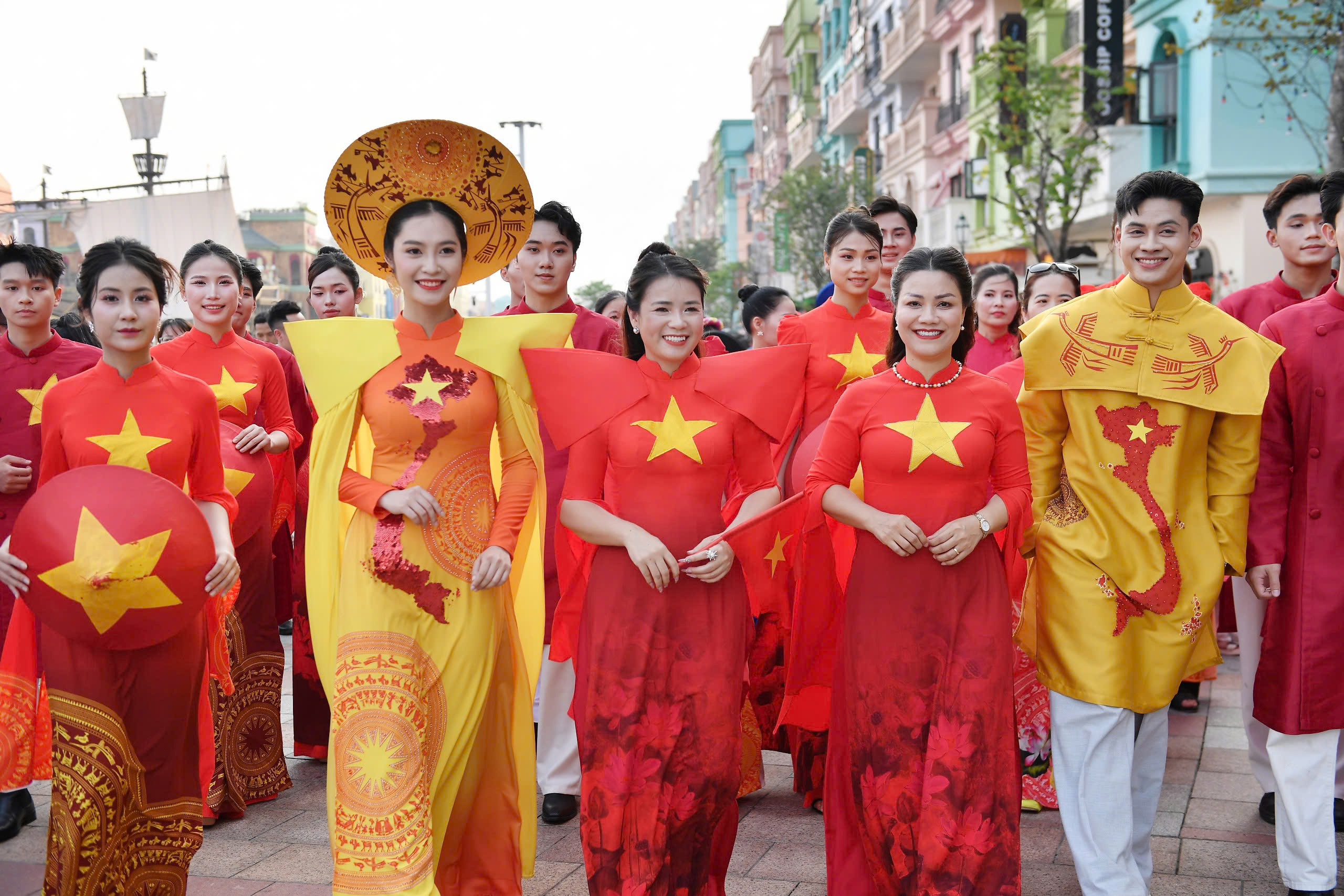 Hoa hậu N&#244;ng Th&#250;y Hằng v&#224; Đại sứ &#193;o d&#224;i Ho&#224;ng Đức tr&#236;nh diễn BST ‘H&#236;nh chữ S’ của NTK Ho&#224;ng Ly - Ảnh 1