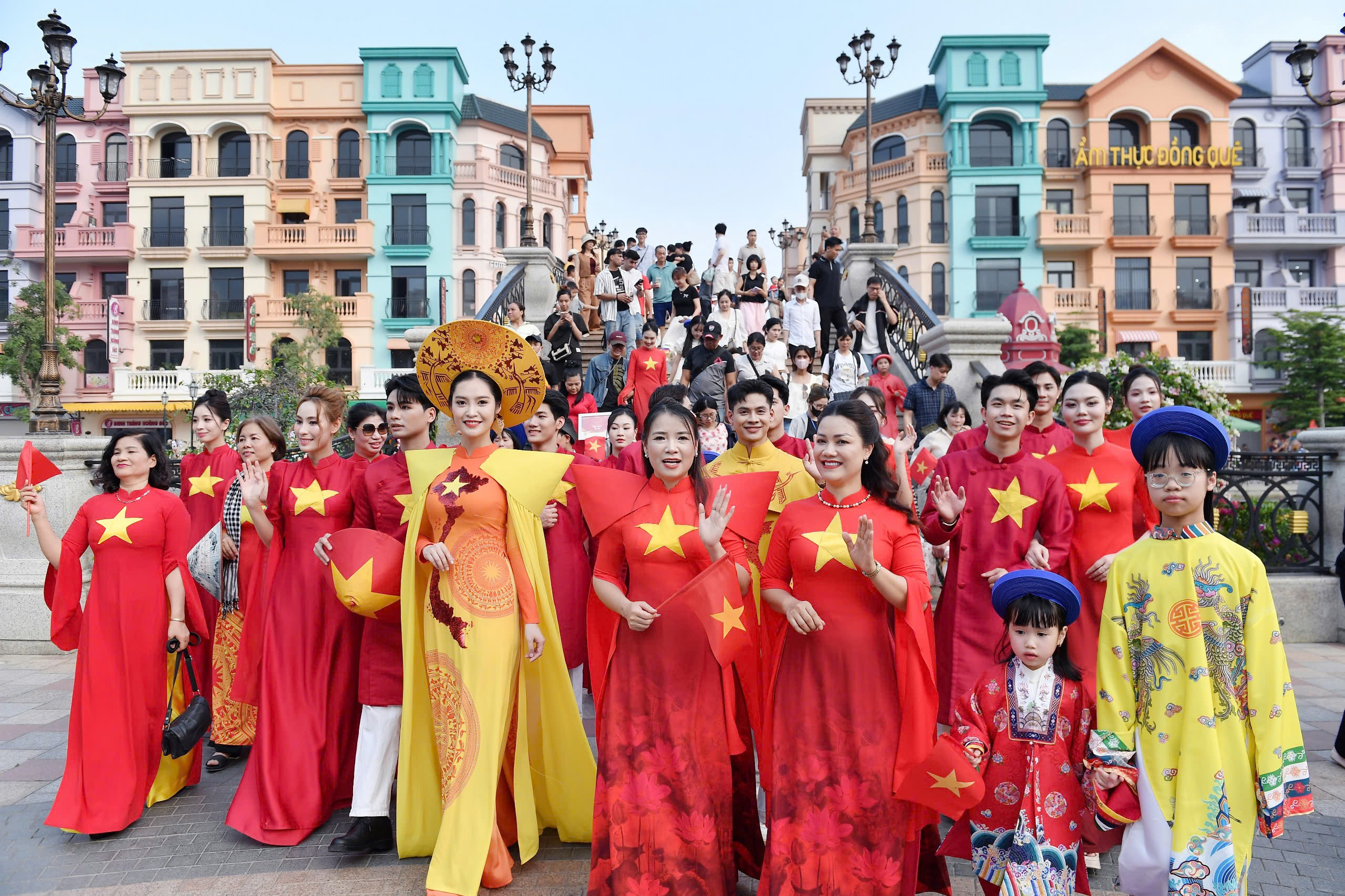 Hoa hậu N&#244;ng Th&#250;y Hằng v&#224; Đại sứ &#193;o d&#224;i Ho&#224;ng Đức tr&#236;nh diễn BST ‘H&#236;nh chữ S’ của NTK Ho&#224;ng Ly - Ảnh 6