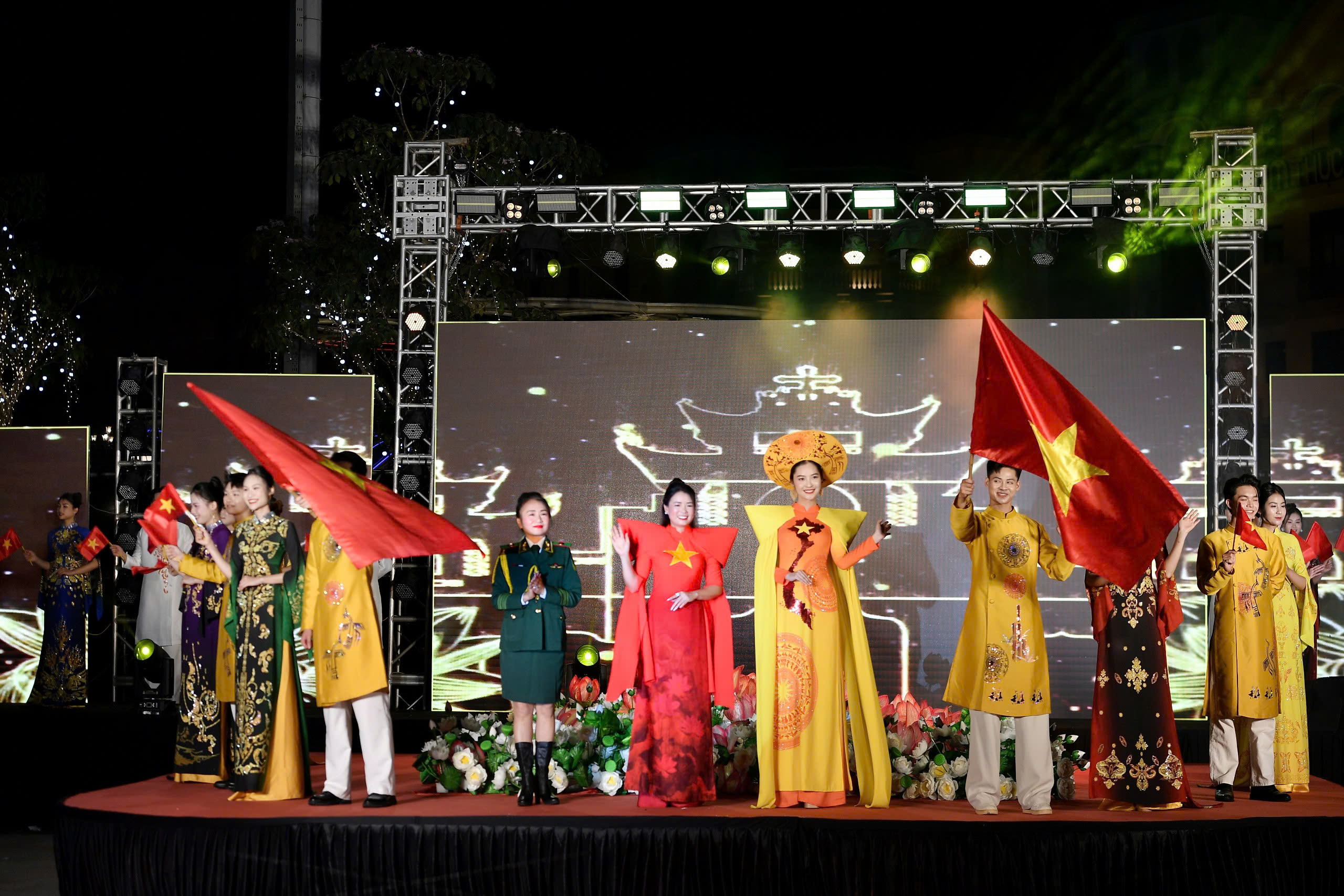Hoa hậu N&#244;ng Th&#250;y Hằng v&#224; Đại sứ &#193;o d&#224;i Ho&#224;ng Đức tr&#236;nh diễn BST ‘H&#236;nh chữ S’ của NTK Ho&#224;ng Ly - Ảnh 5