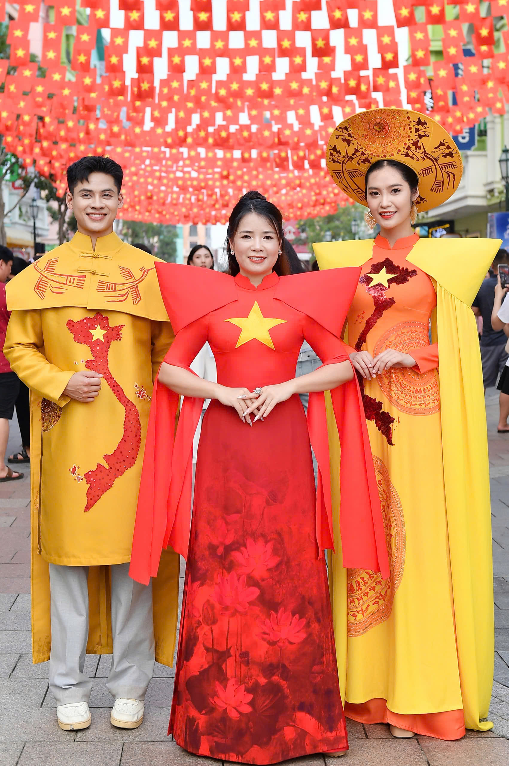 Hoa hậu N&#244;ng Th&#250;y Hằng v&#224; Đại sứ &#193;o d&#224;i Ho&#224;ng Đức tr&#236;nh diễn BST ‘H&#236;nh chữ S’ của NTK Ho&#224;ng Ly - Ảnh 4