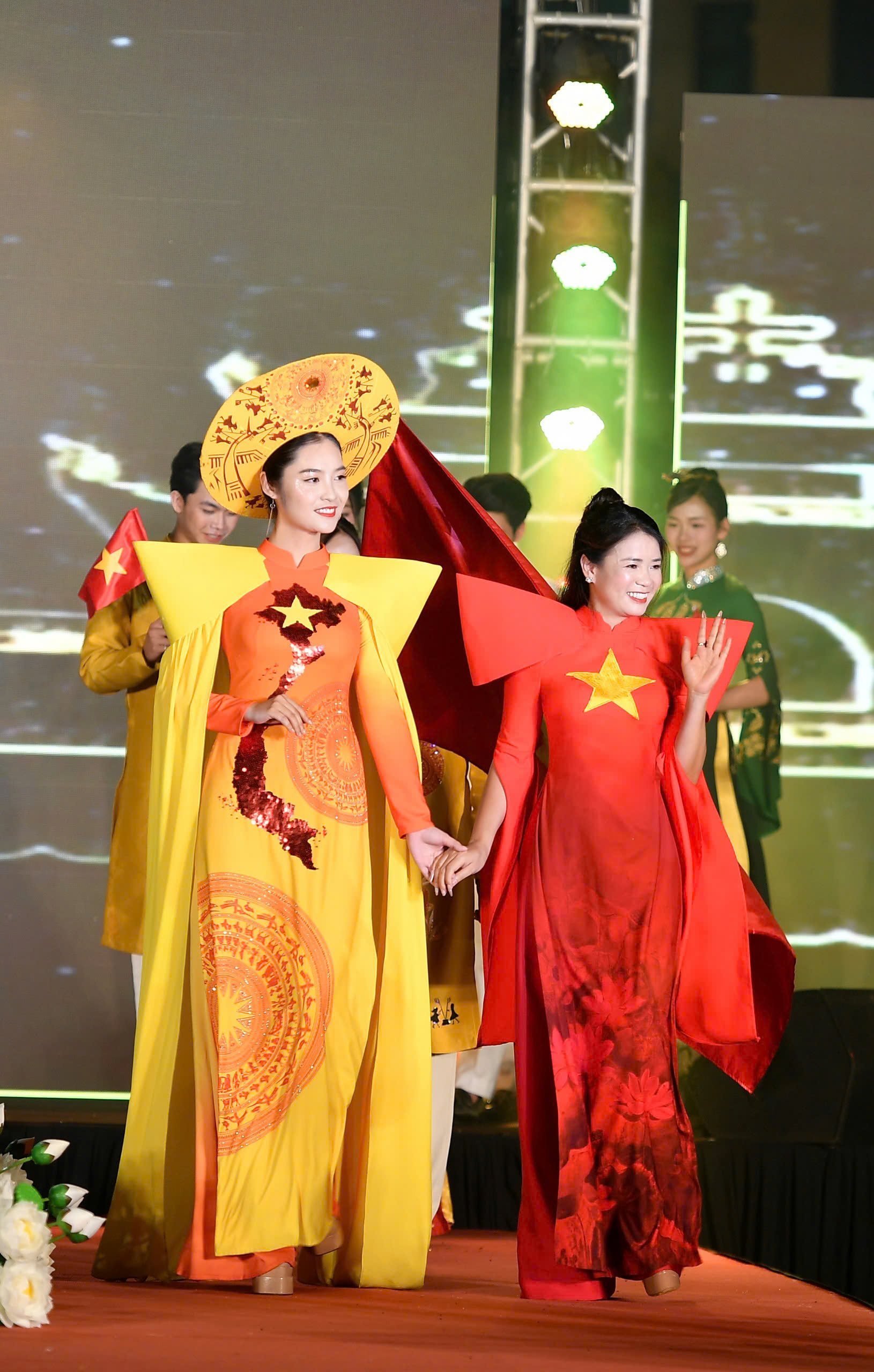 Hoa hậu N&#244;ng Th&#250;y Hằng v&#224; Đại sứ &#193;o d&#224;i Ho&#224;ng Đức tr&#236;nh diễn BST ‘H&#236;nh chữ S’ của NTK Ho&#224;ng Ly - Ảnh 3