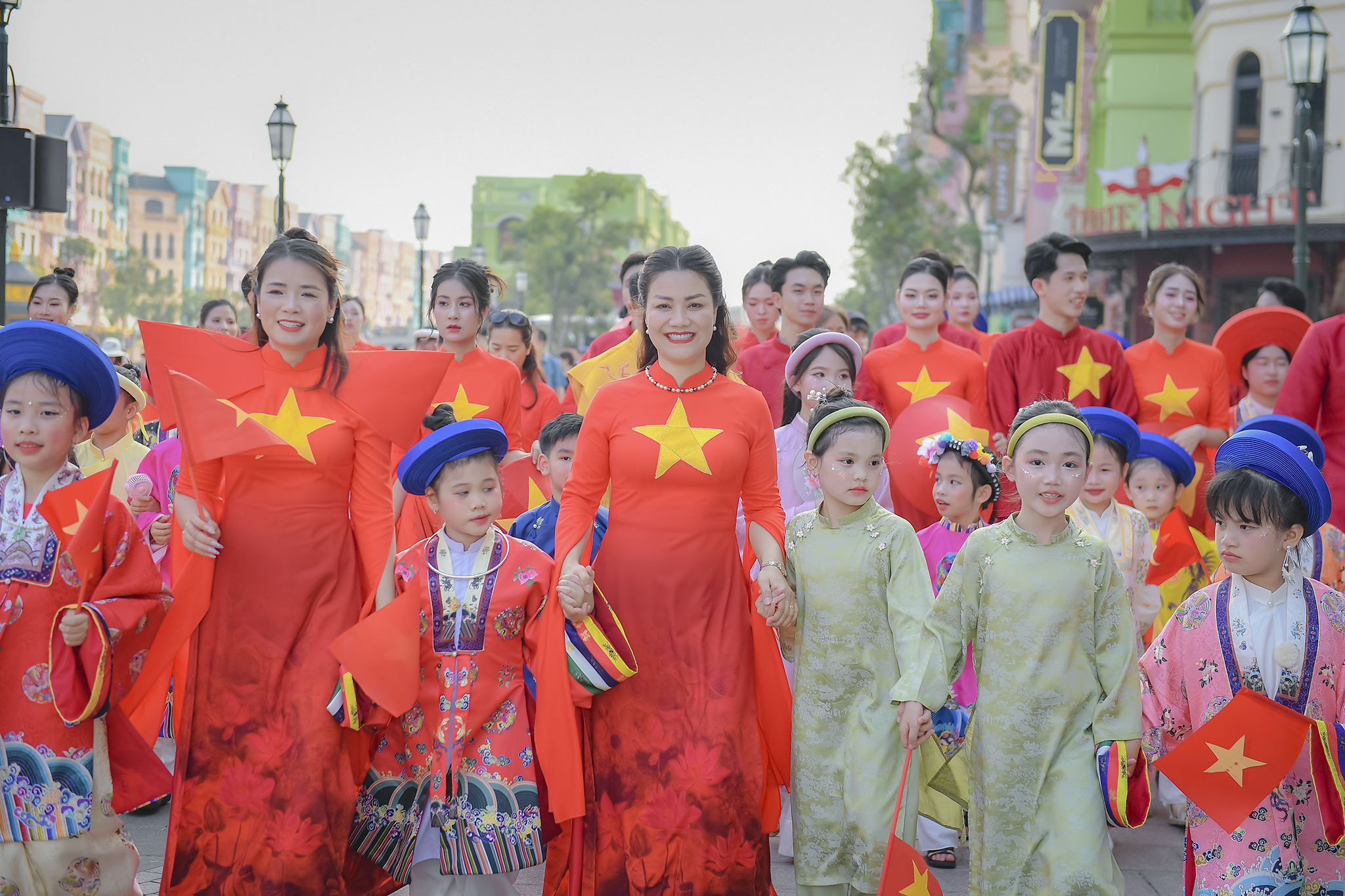Hoa hậu N&#244;ng Th&#250;y Hằng v&#224; Đại sứ &#193;o d&#224;i Ho&#224;ng Đức tr&#236;nh diễn BST ‘H&#236;nh chữ S’ của NTK Ho&#224;ng Ly - Ảnh 8