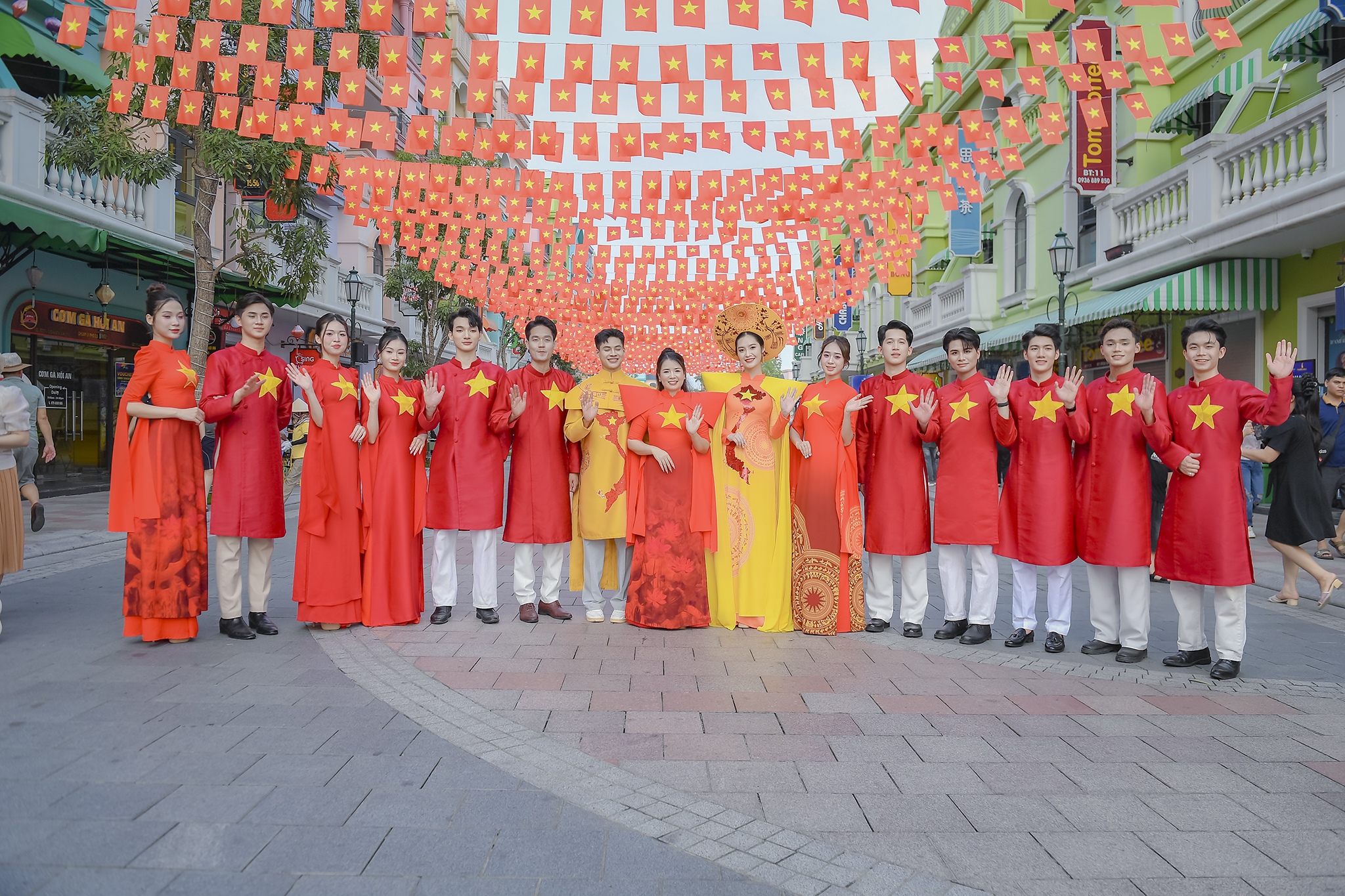 Hoa hậu N&#244;ng Th&#250;y Hằng v&#224; Đại sứ &#193;o d&#224;i Ho&#224;ng Đức tr&#236;nh diễn BST ‘H&#236;nh chữ S’ của NTK Ho&#224;ng Ly - Ảnh 7