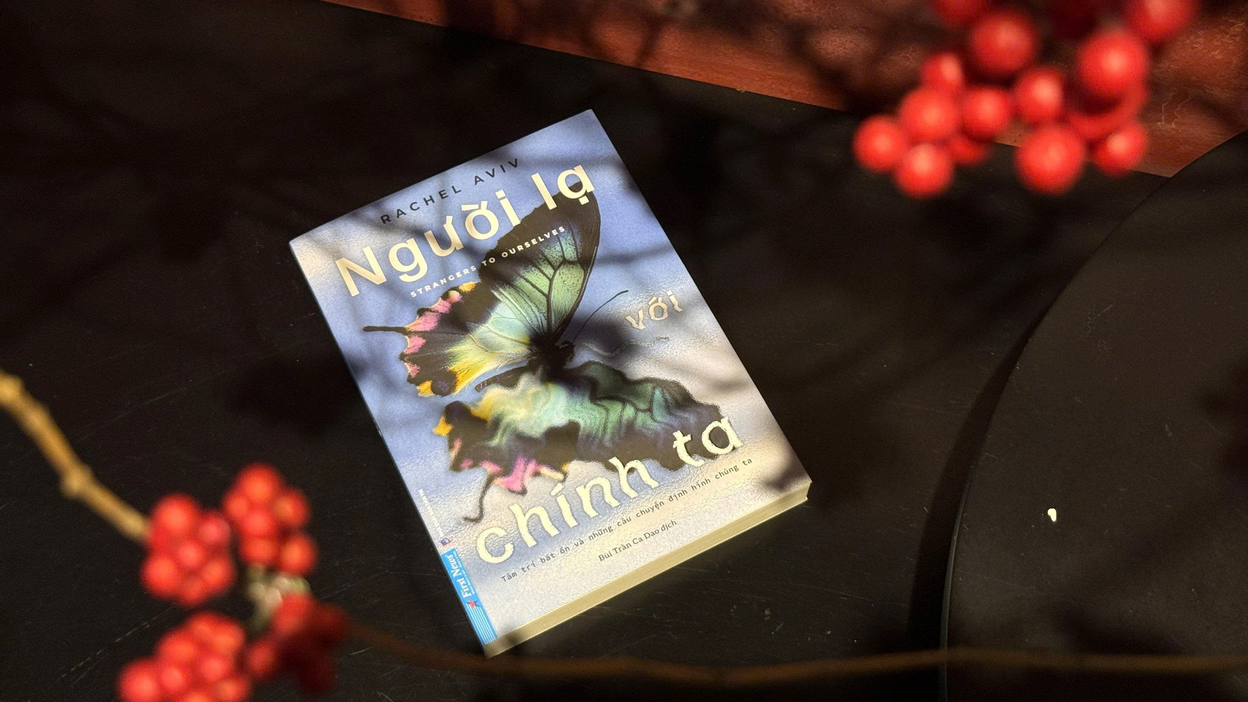 ‘Người lạ với chính ta’ - Những câu chuyện chạm đến nỗi bất an phổ quát của con người - Ảnh 1