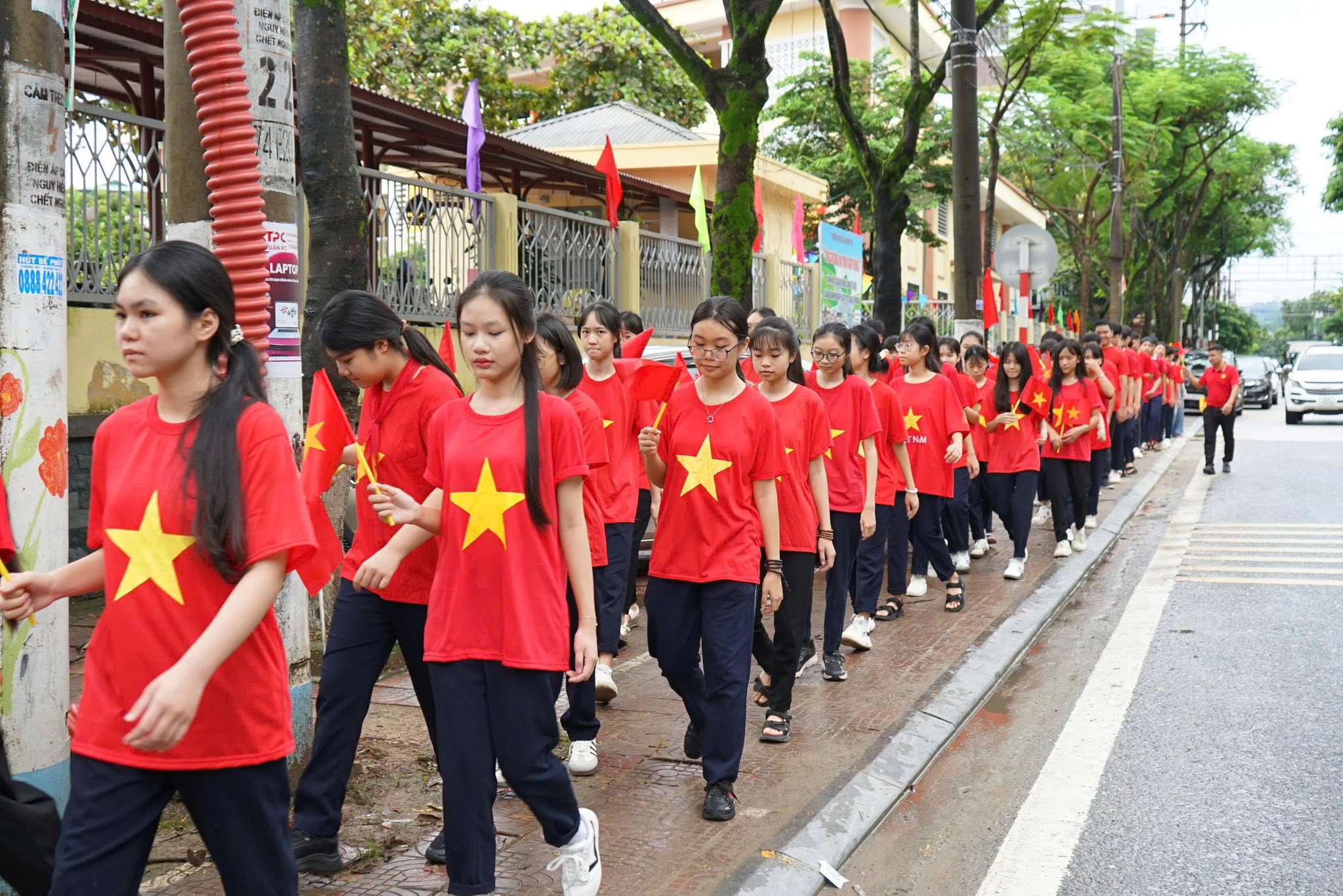Hơn 1.000 học sinh cùng các thầy cô giáo, phụ huynh đã háo hức tham gia phong trào đi bộ “Cùng Việt Nam tiến bước” Hơn 1.000 học sinh cùng các thầy cô giáo, phụ huynh đã háo hức tham gia phong trào đi bộ “Cùng Việt Nam tiến bước”