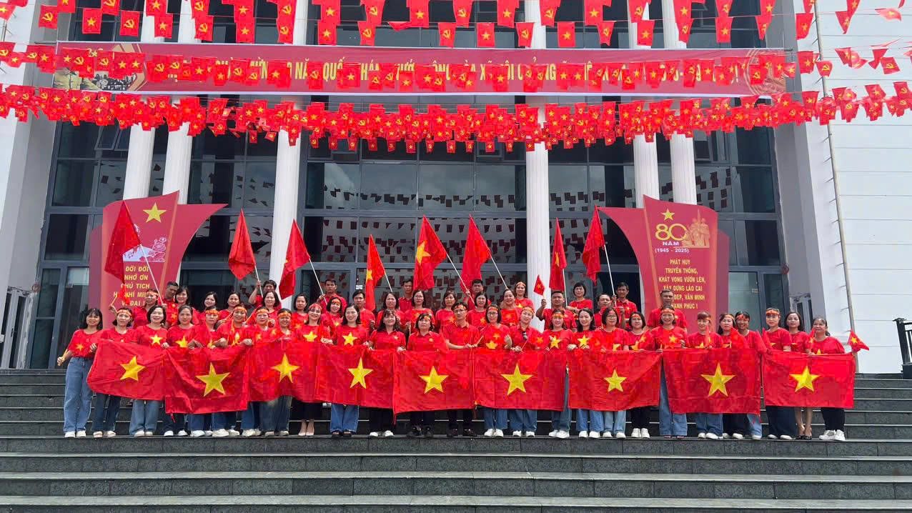 Những hoạt động ý nghĩa này đã thổi bùng không khí thi đua sôi nổi ngay từ đầu năm học mới, khích lệ tinh thần học tập, rèn luyện của học sinh. Những hoạt động ý nghĩa này đã thổi bùng không khí thi đua sôi nổi ngay từ đầu năm học mới, khích lệ tinh thần học tập, rèn luyện của học sinh.