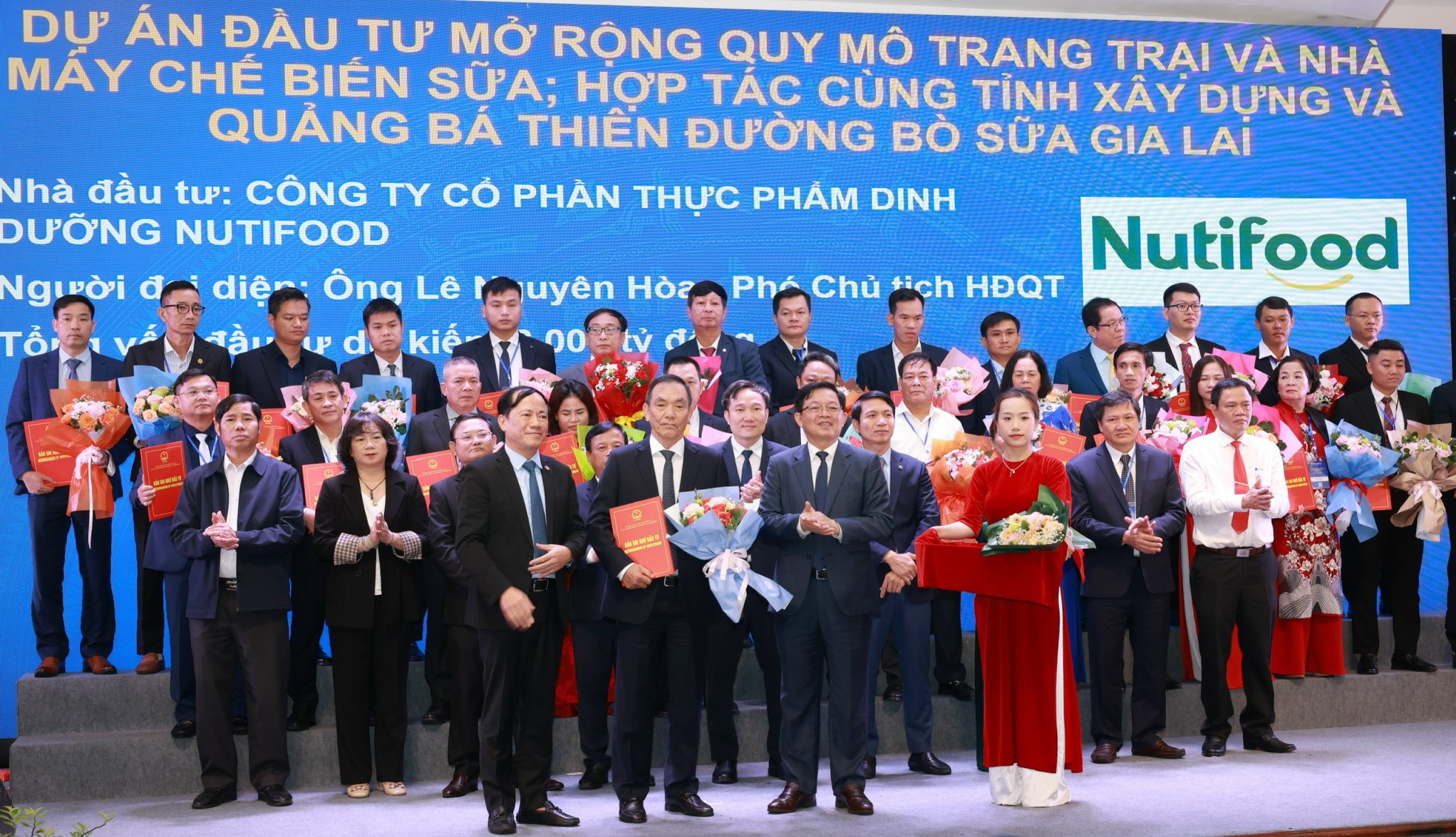 Đại diện Nutifood nhận hoa của lãnh đạo tỉnh Quảng Nam tại Hội nghị Xúc tiến đầu tư tỉnh Gia Lai. Đại diện Nutifood nhận hoa của lãnh đạo tỉnh Quảng Nam tại Hội nghị Xúc tiến đầu tư tỉnh Gia Lai.