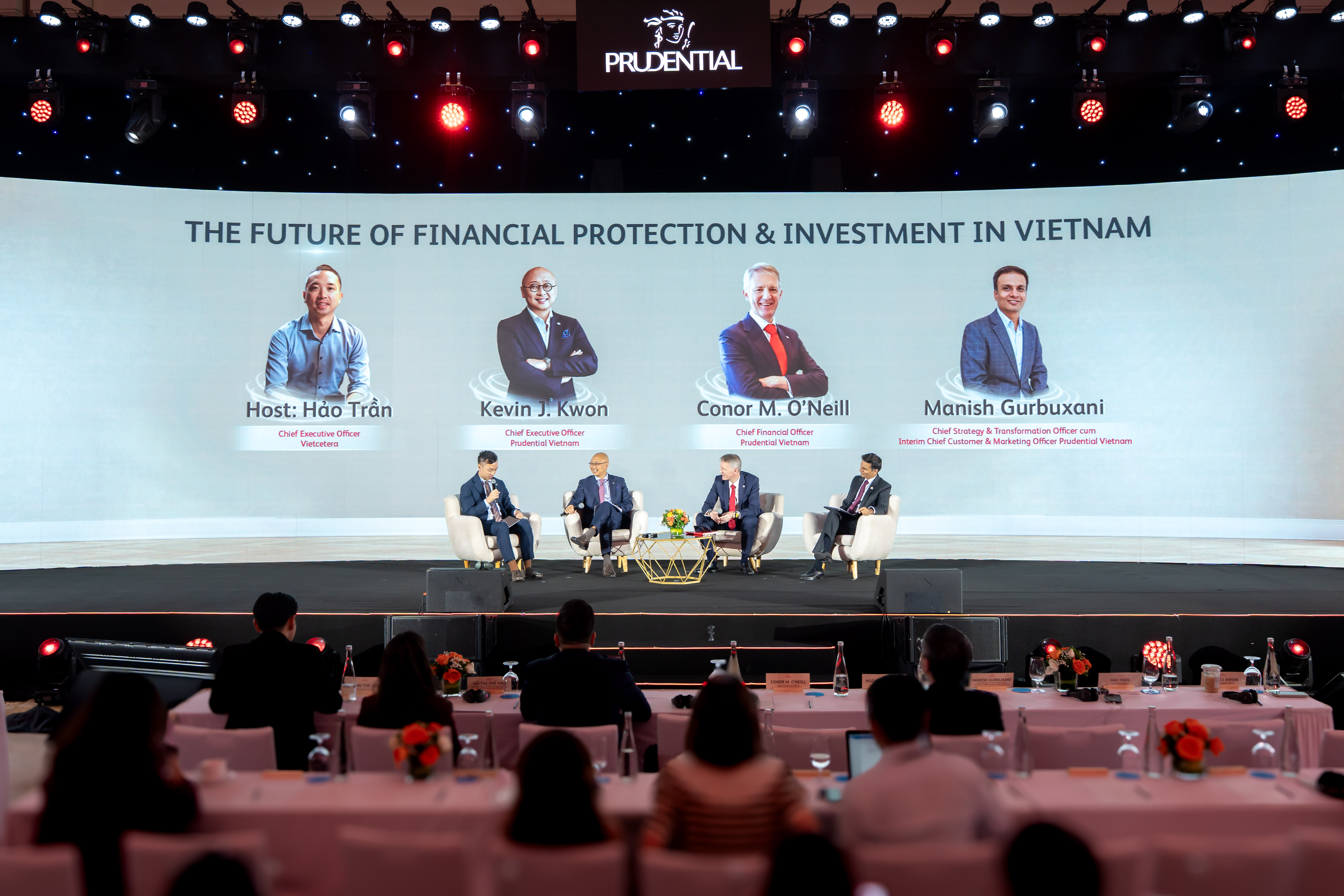 Các đại diện Prudential Việt Nam tham gia chia sẻ góc nhìn về tương lai bảo vệ tài chính và đầu tư tại Việt Nam. Các đại diện Prudential Việt Nam tham gia chia sẻ góc nhìn về tương lai bảo vệ tài chính và đầu tư tại Việt Nam.