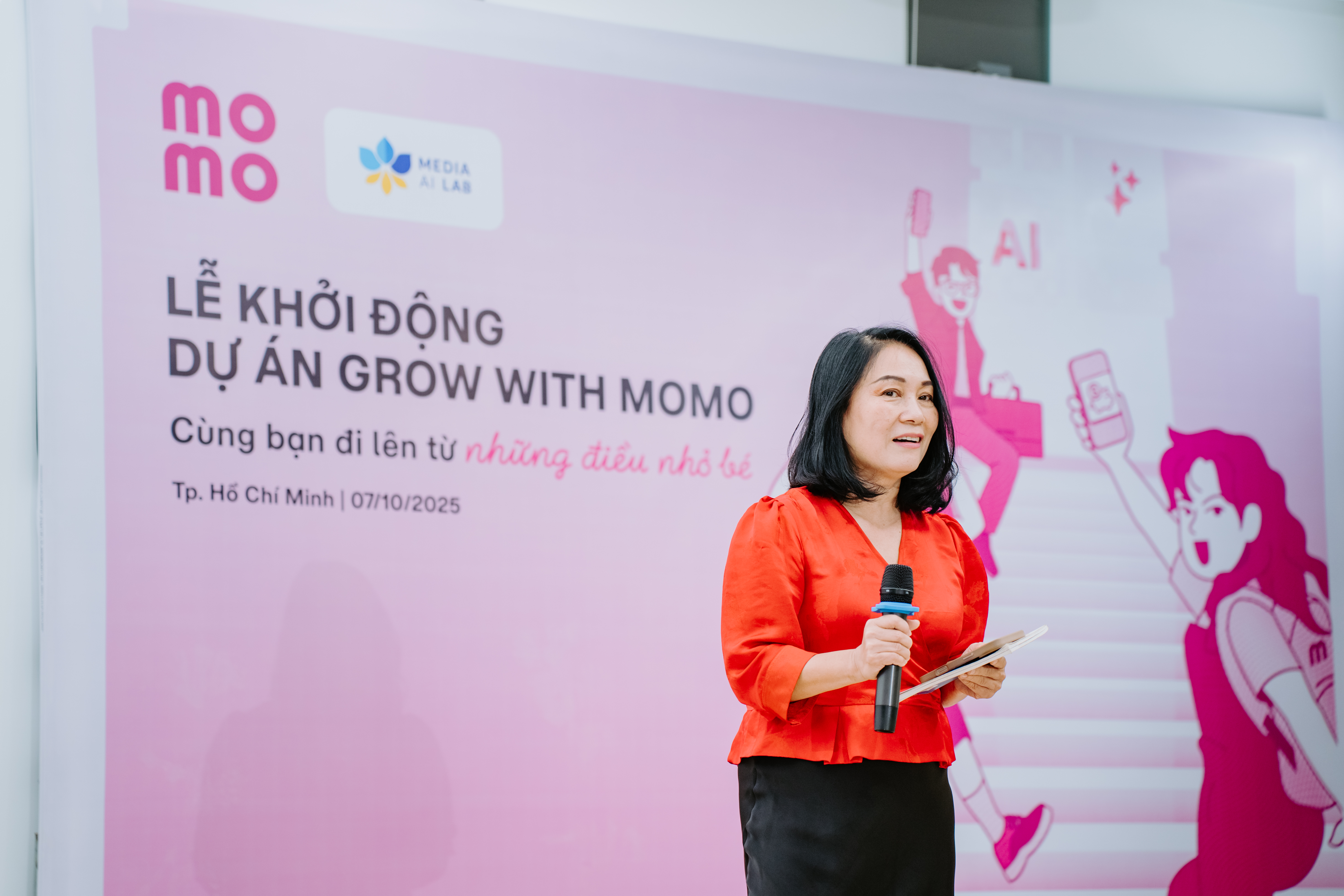 Tiến sĩ, nhà báo Tạ Bích Loan phát biểu tại sự kiện.