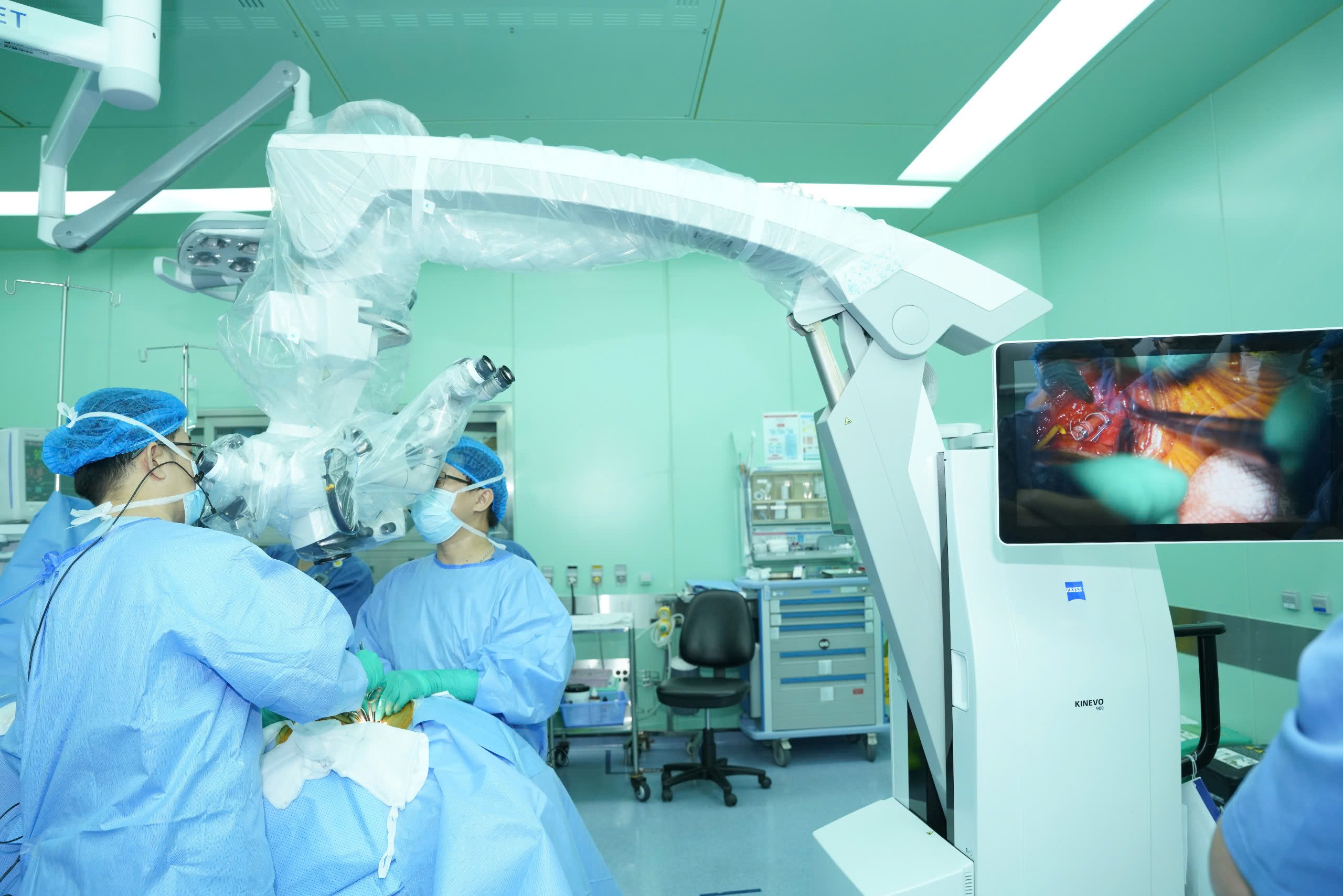 BV ĐHYD thực hiện thành công ca phẫu thuật cấy thiết bị kích thích dây thần kinh phế vị (VNS) đầu tiên tại Việt Nam trên người bệnh động kinh kháng thuốc.