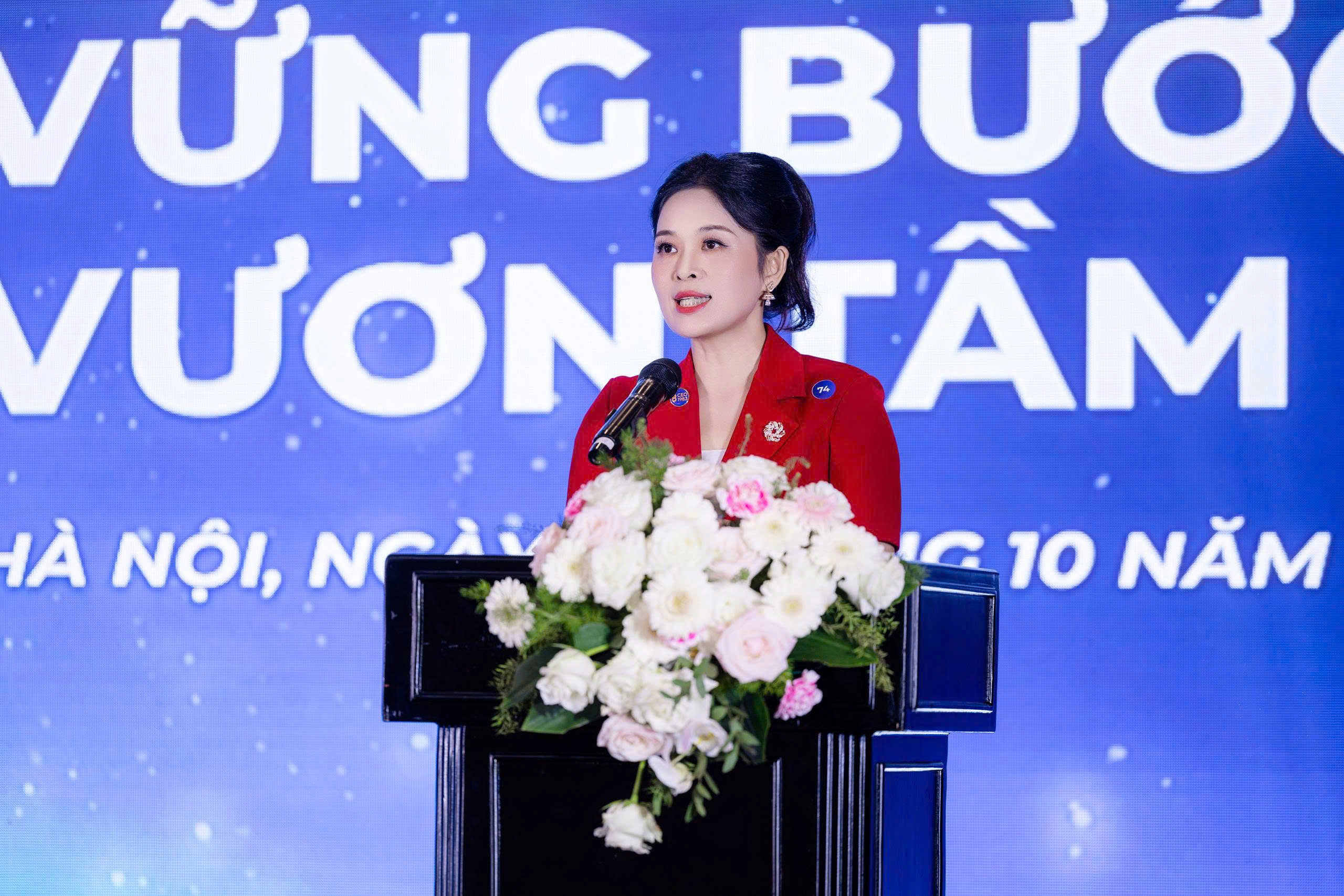 B&agrave; L&ecirc; Dung - Chủ tịch s&aacute;ng lập CLB, Viện trưởng Viện Doanh Tr&iacute;.