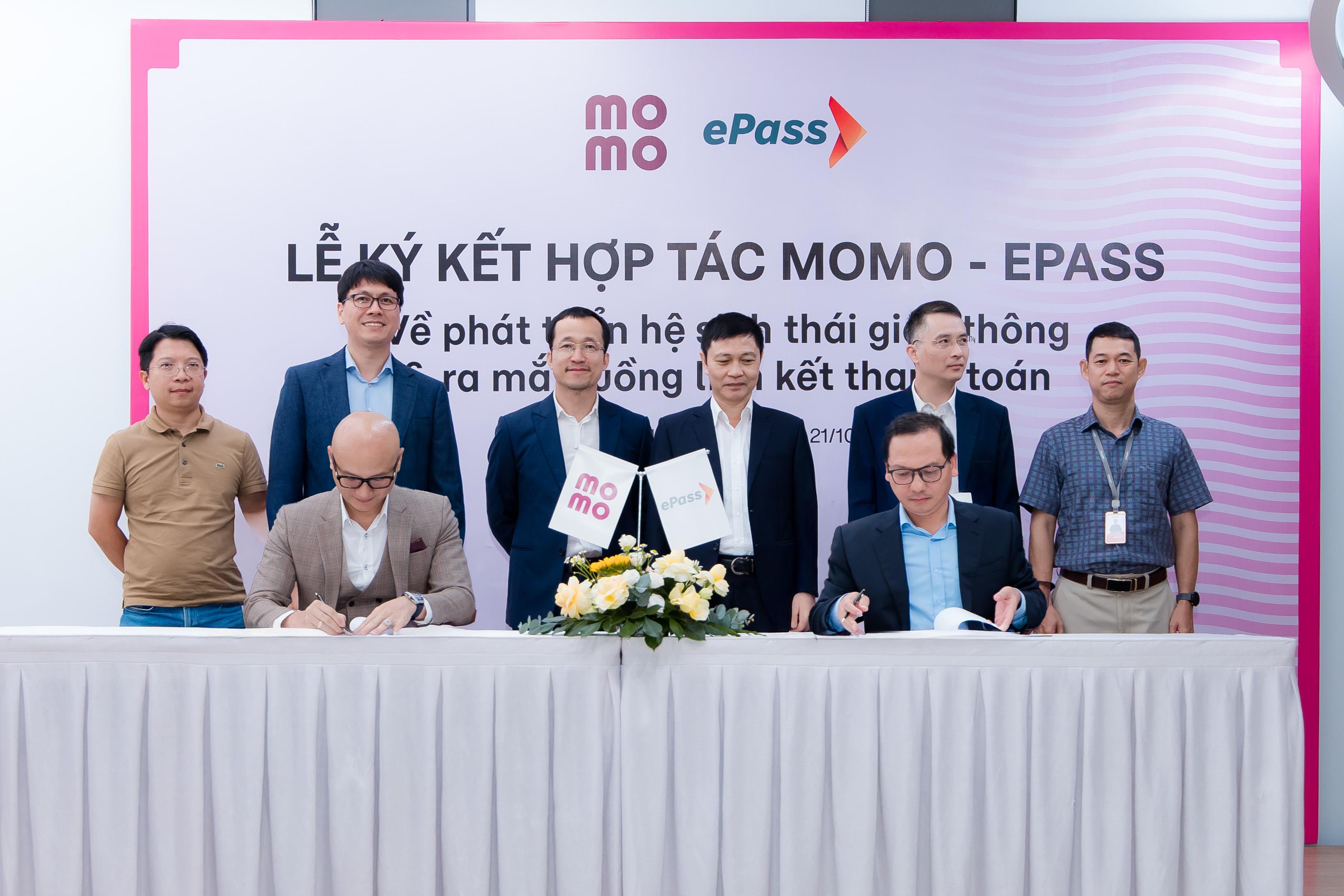 Đại diện MoMo và ePass ký kết hợp tác chiến lược. Đại diện MoMo và ePass ký kết hợp tác chiến lược.