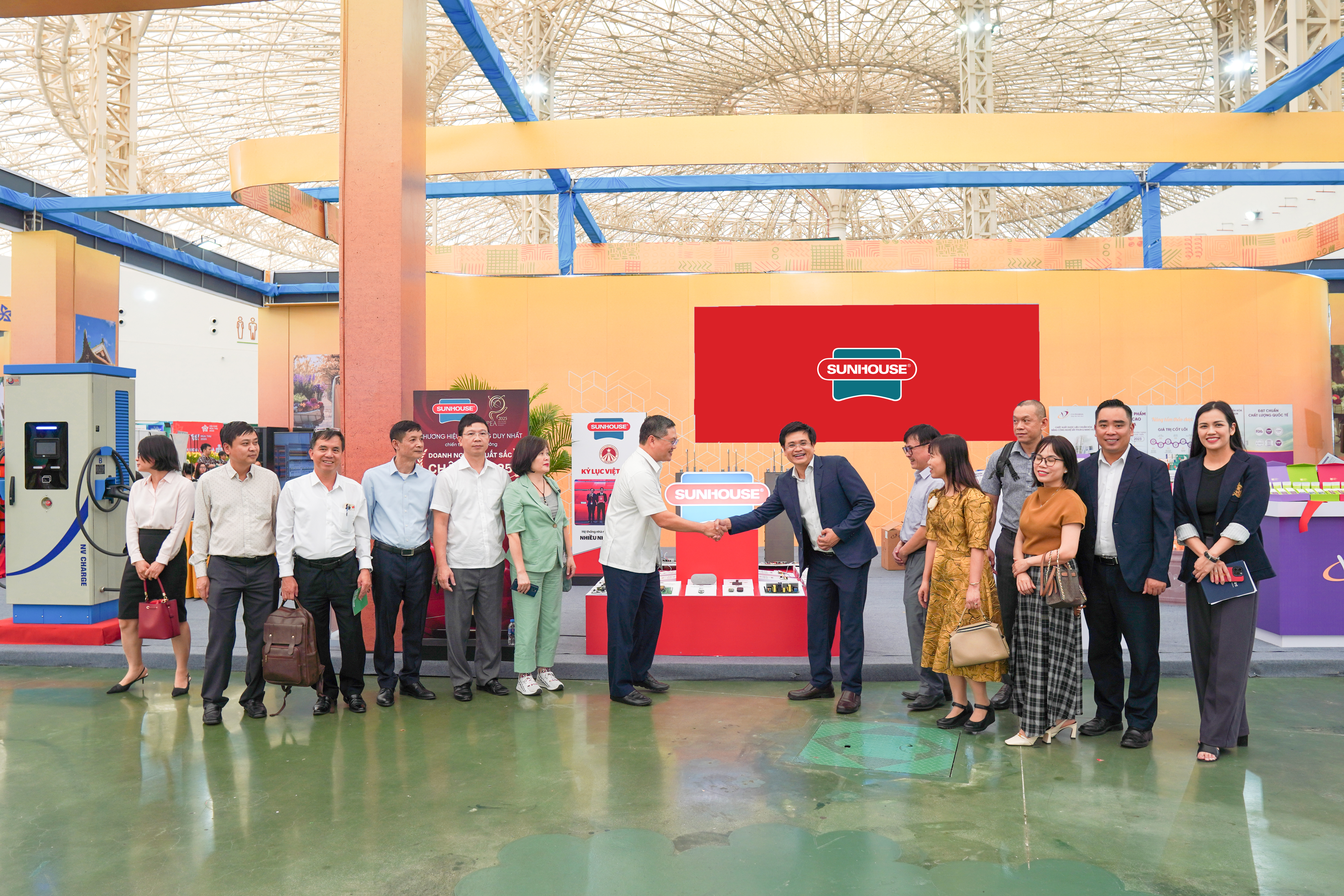 Ban Quản l&yacute; Khu C&ocirc;ng nghệ cao (CNC) H&ograve;a Lạc tham quan khu vực trưng b&agrave;y của Sunhouse. (Ảnh: Sunhouse)