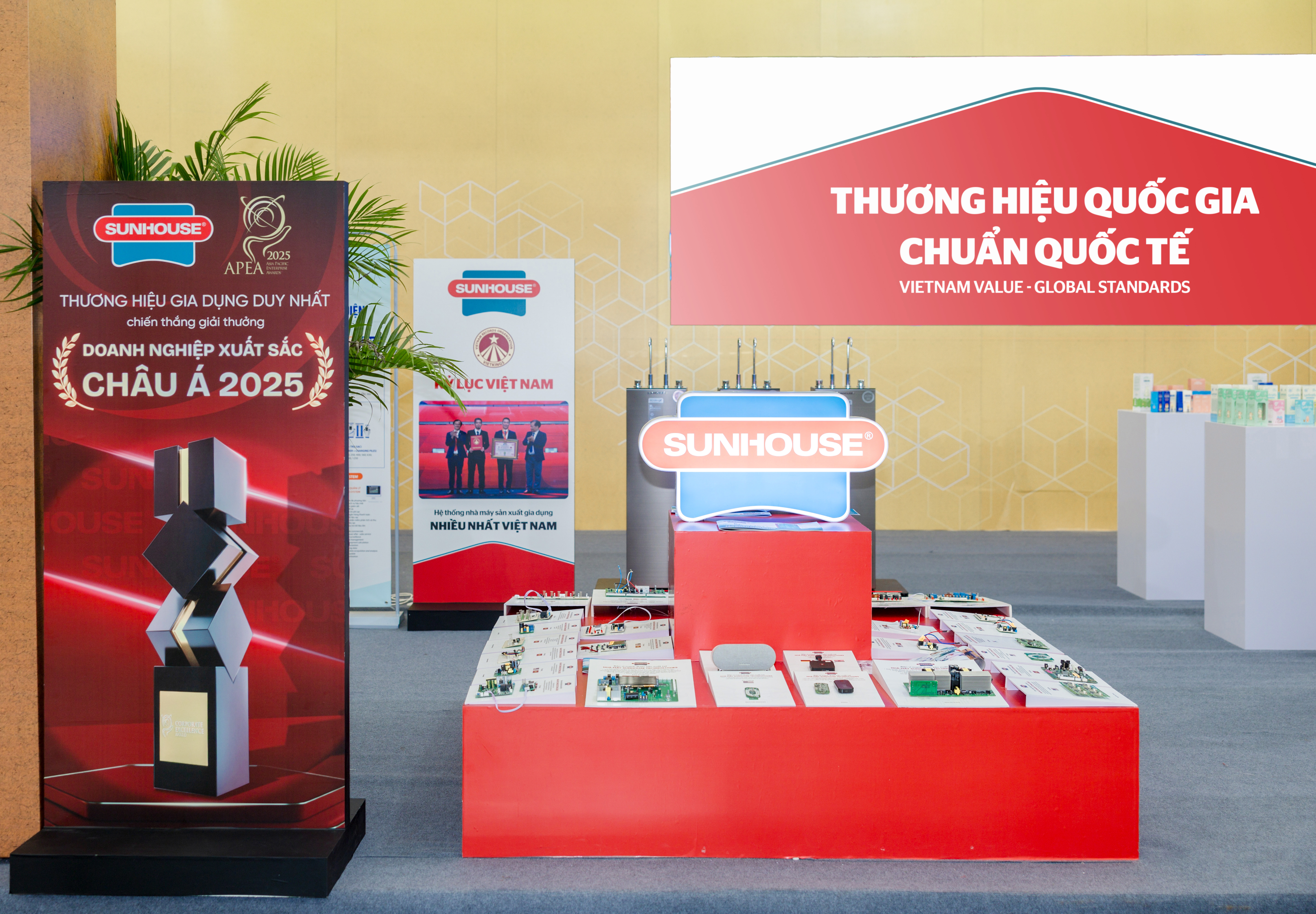 Sản phẩm vi mạch v&agrave; b&aacute;n th&agrave;nh phẩm vi mạch điện tử của Sunhouse tại Hội chợ m&ugrave;a thu 2025. (Ảnh: Sunhouse)