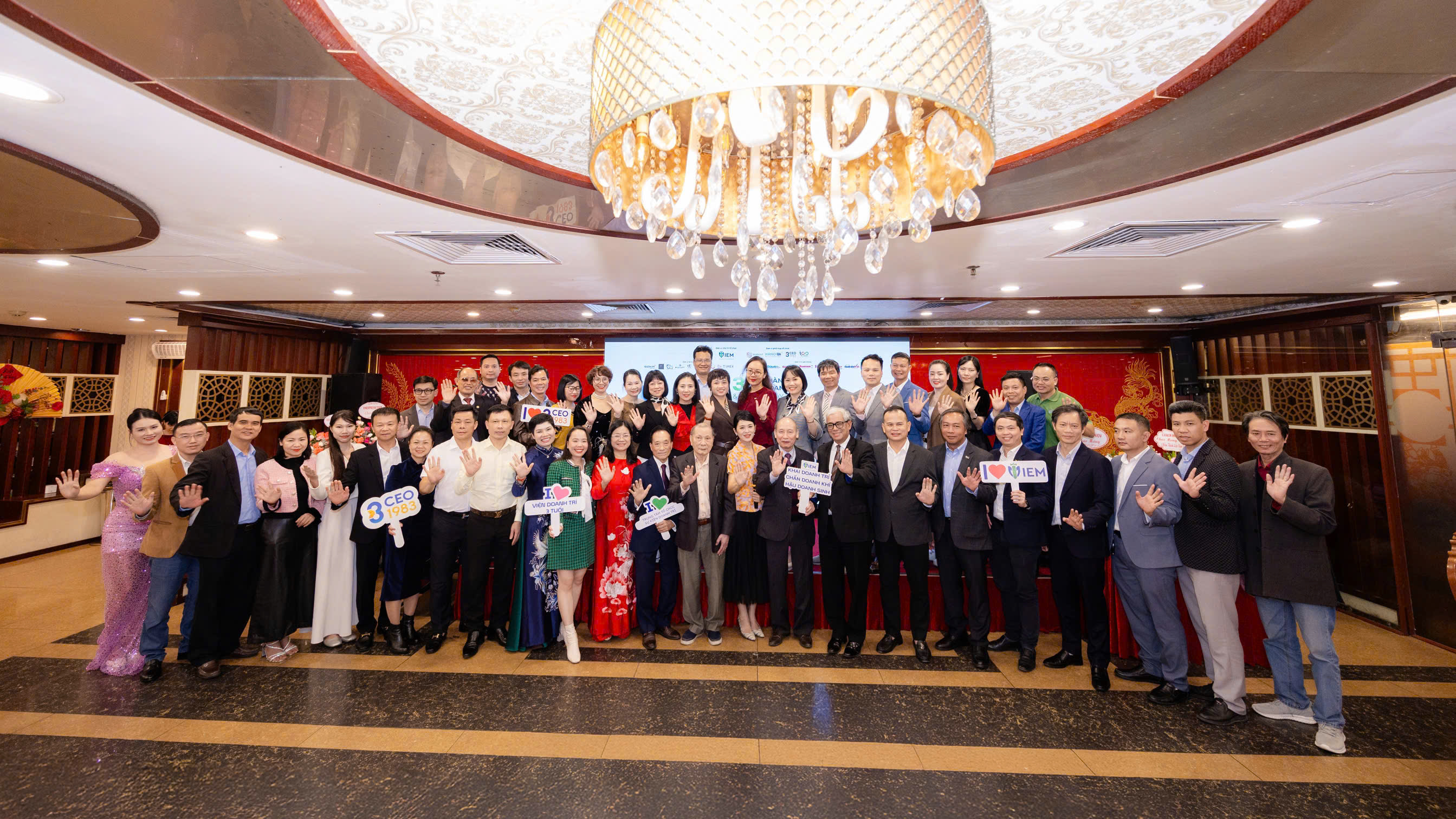 Toàn thể khách mời chụp ảnh lưu niệm sau chương trình hội thảo.