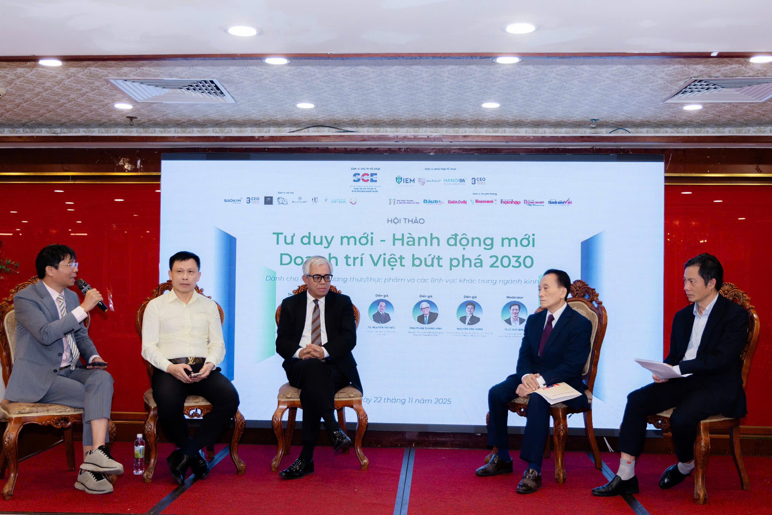 Các chuyên gia, diễn giả tham gia phiên toạ đàm.