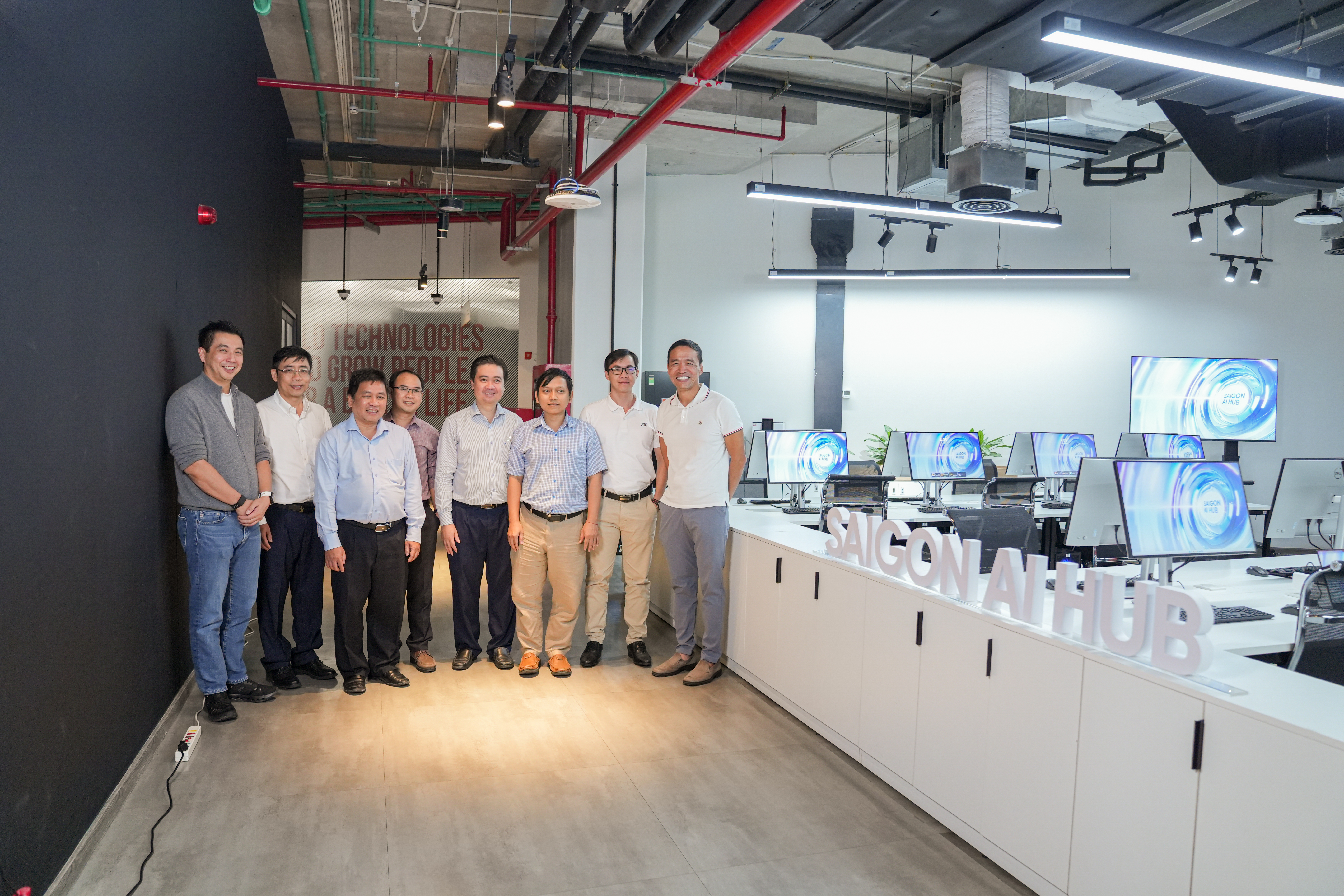 Lãnh đạo ĐHQG-HCM và VNG cắt băng khai trương Saigon AI Hub