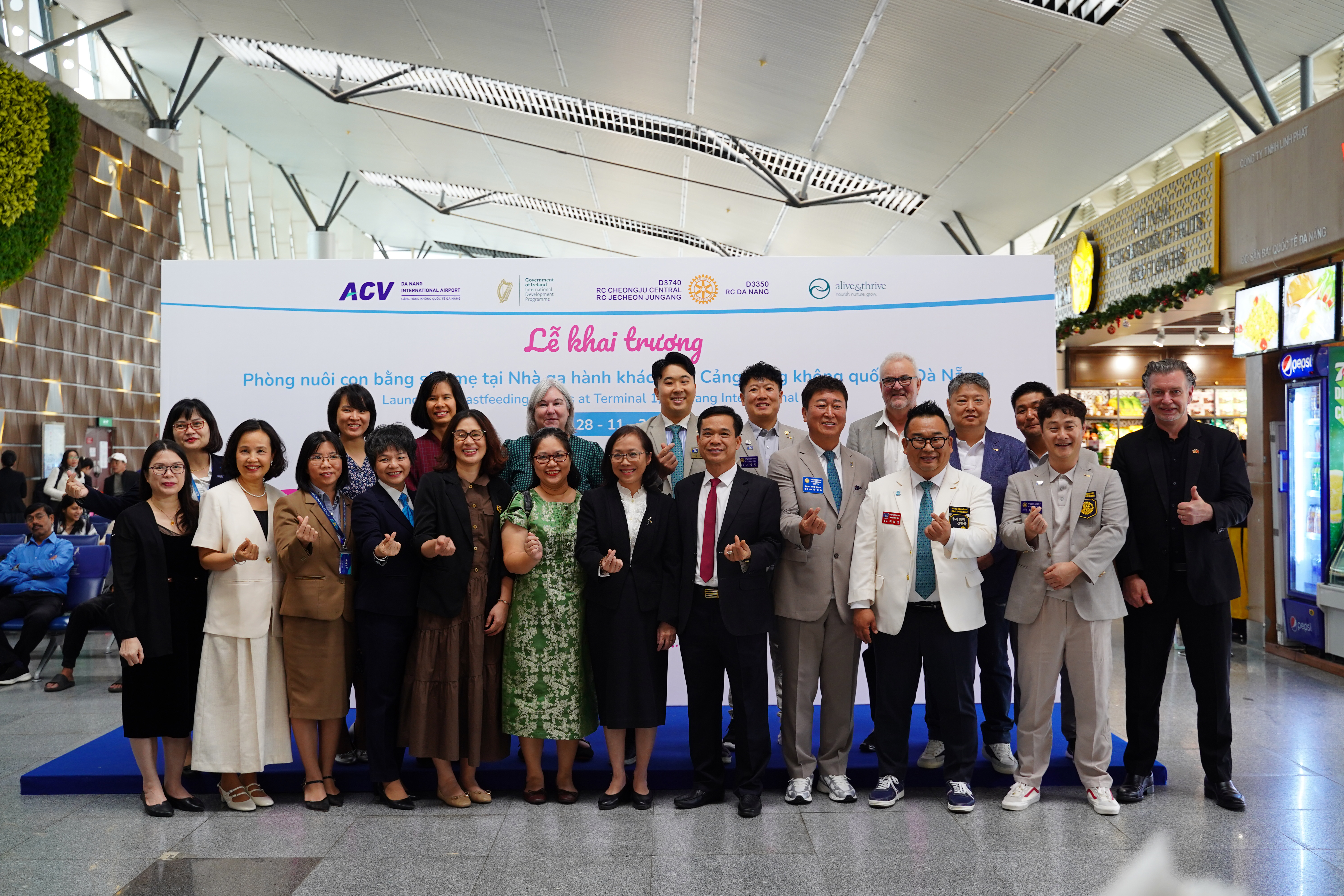 Các đại biểu cắt băng khánh thành hai phòng nuôi con bằng sữa mẹ tại Nhà ga T1, Cảng hàng không quốc tế Đà Nẵng. Ảnh: Nhung Nguyễn | Alive & Thrive