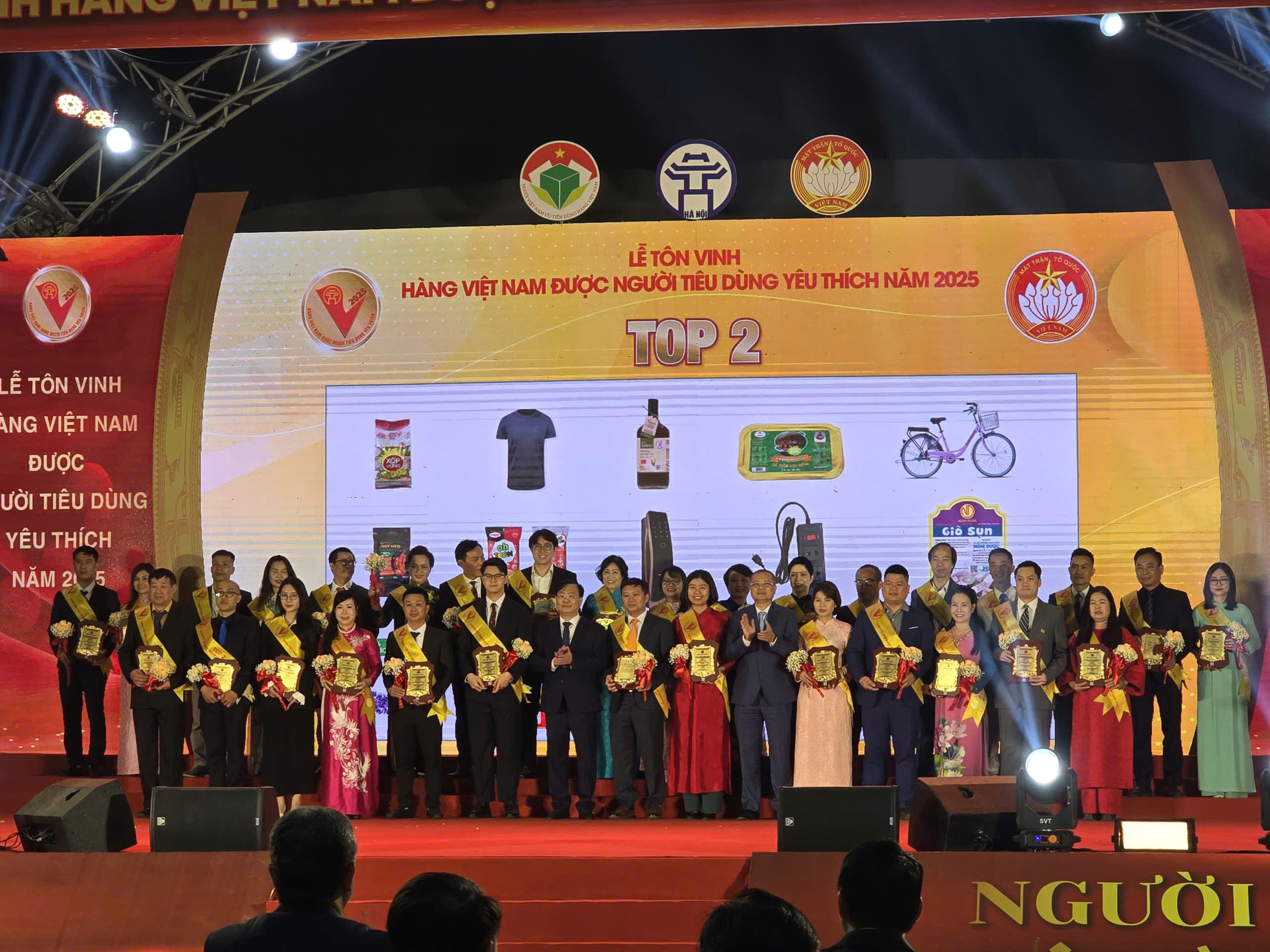 Vinh danh tốp 2 sản phẩm, dịch vụ “Hàng Việt Nam được người tiêu dùng yêu thích” năm 2025.