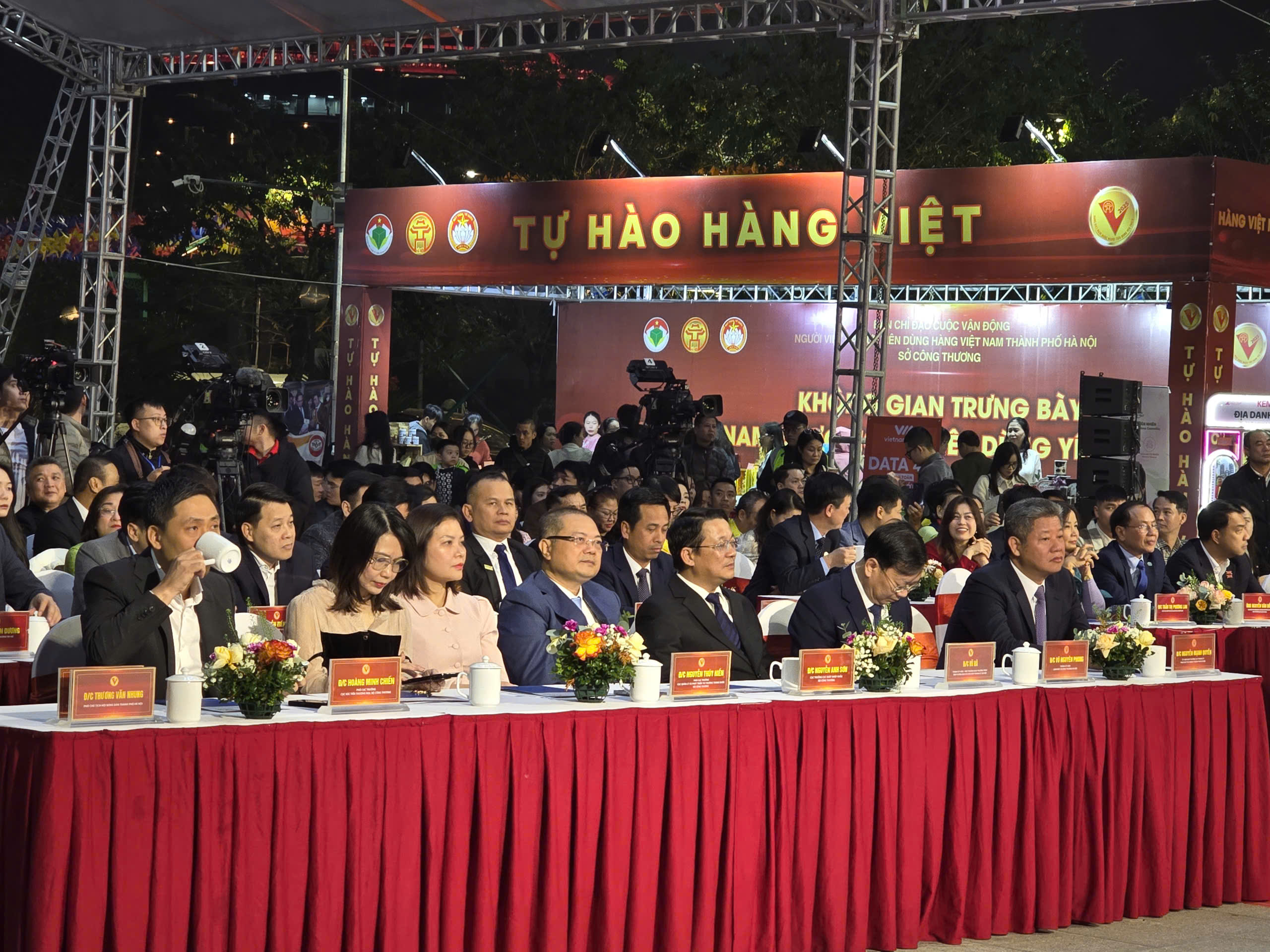 Các đại biểu tham dự chương trình.