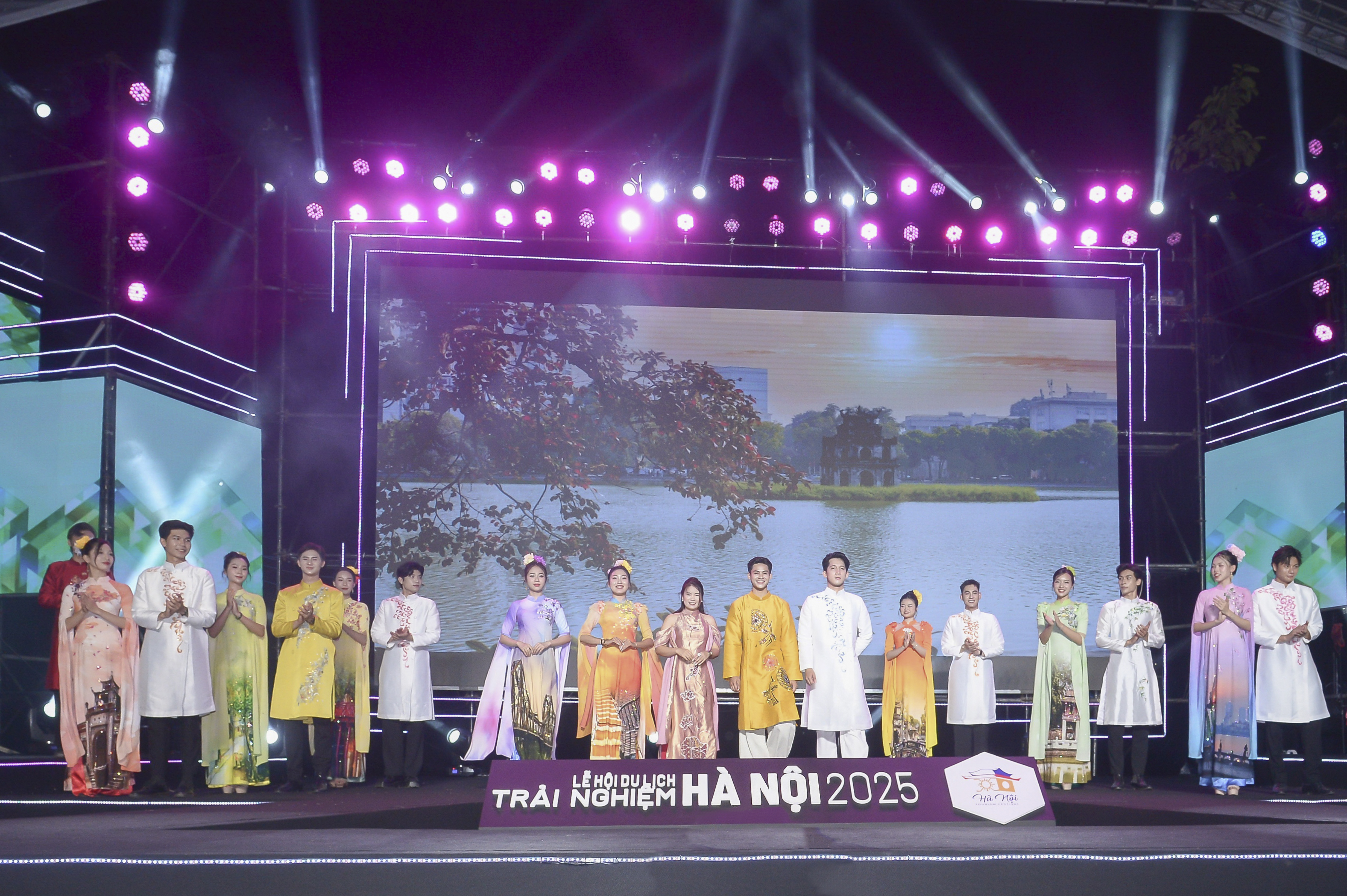 Nh&#224; thiết kế Ho&#224;ng Ly - Chủ thương hiệu &#193;o d&#224;i Ho&#224;ng Ly, Chủ tịch CLB Văn h&#243;a &#193;o d&#224;i Việt Nam: Ba thập kỷ dệt n&#234;n di sản &#225;o d&#224;i từ đam m&#234; thuần khiết - Ảnh 4