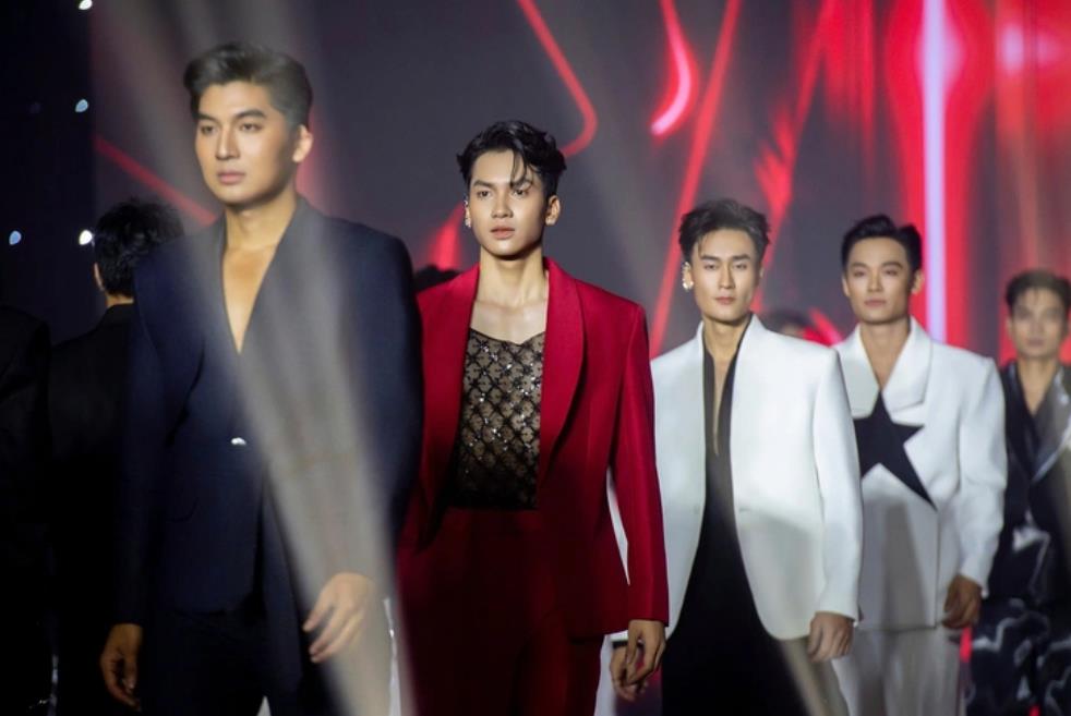 C&aacute;c người mẫu trong phần tr&igrave;nh diễn vest.