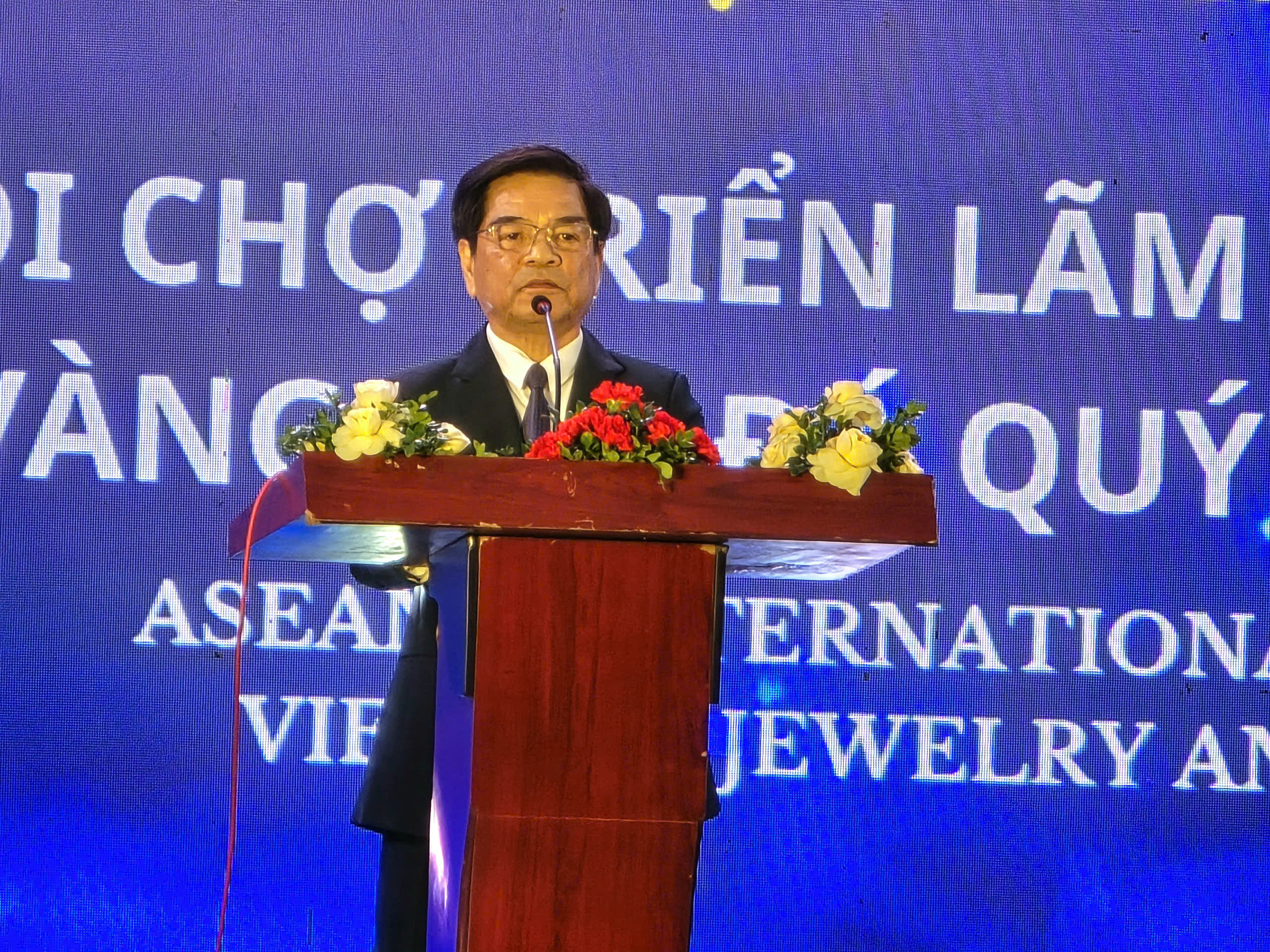 TS. L&ecirc; Ngọc Dũng - Ủy vi&ecirc;n Ủy ban Trung ương MTTQ Việt Nam, Chủ tịch Hội Mỹ nghệ Kim ho&agrave;n v&agrave; Đ&aacute; qu&yacute; Việt Nam, Chủ tịch Hội Nghệ nh&acirc;n v&agrave; Thương hiệu Việt Nam, Viện trưởng Viện Nghi&ecirc;n cứu v&agrave; Ph&aacute;t triển Đạo Mẫu Việt Nam ph&aacute;t biểu tại lễ khai mạc.