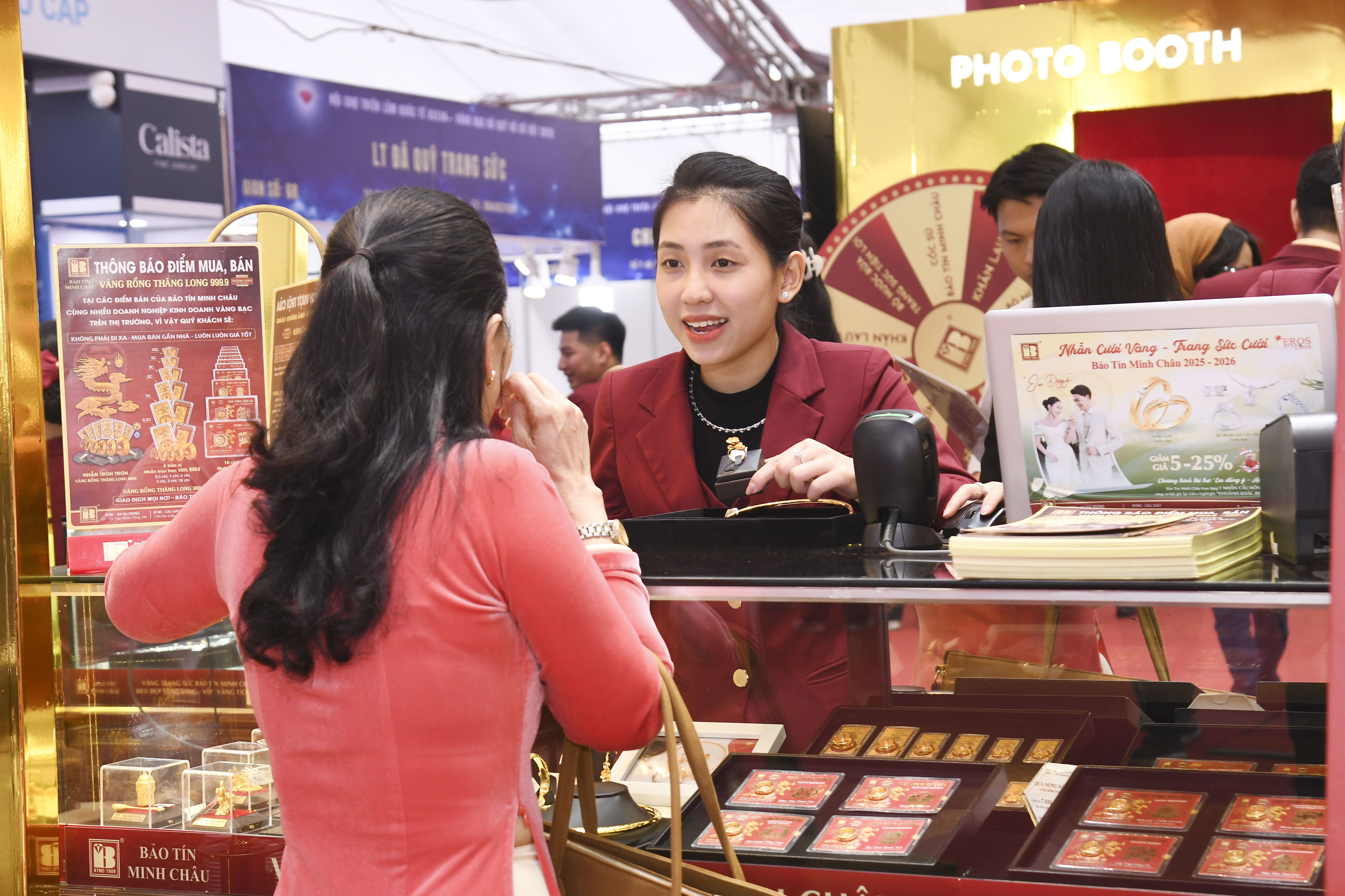 Kh&aacute;ch h&agrave;ng c&oacute; thể mua Nhẫn tr&ograve;n trơn V&agrave;ng Rồng Thăng Long 999.9 BTMC m&agrave; kh&ocirc;ng cần chờ đợi.