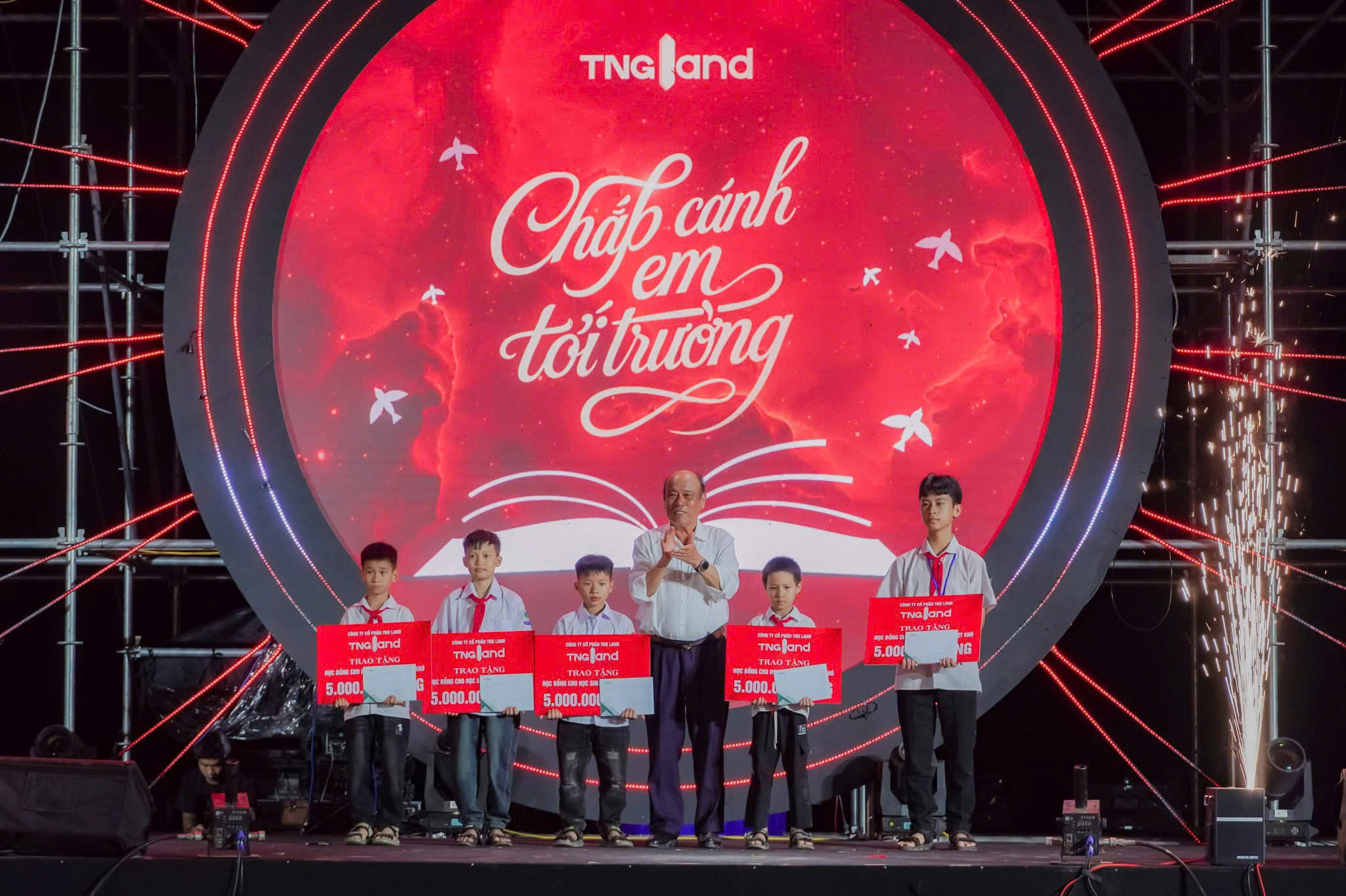 Chủ tịch TNG Land Nguyễn Văn Thời trao học bổng cho học sinh nghèo vượt khó tại chương trình.