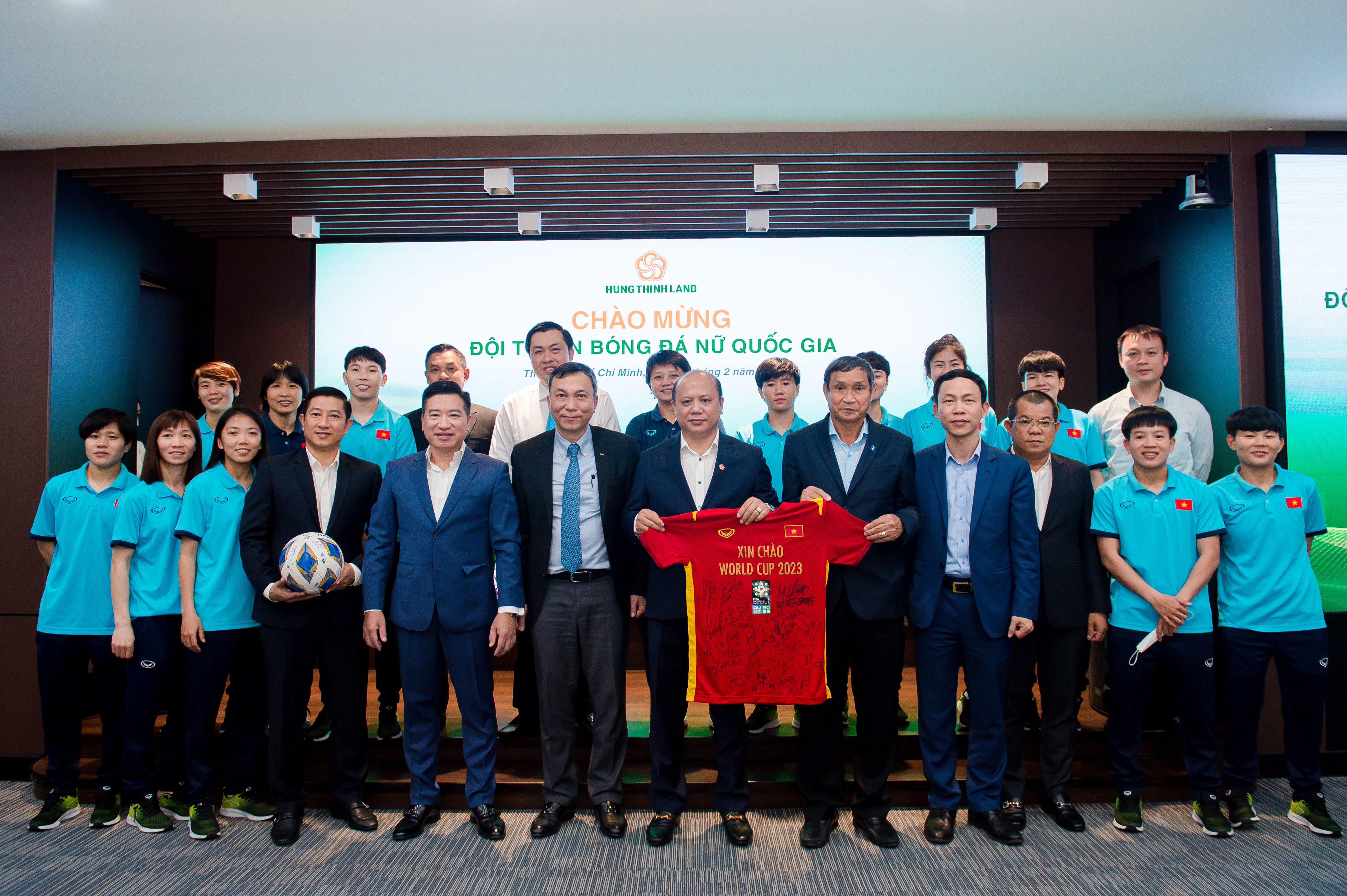 HLV trưởng đội tuyển b&oacute;ng đ&aacute; nữ Việt Nam Mai Đức Chung trao tặng đại diện Hưng Thịnh Land &aacute;o c&oacute; chữ k&yacute; v&agrave; quả b&oacute;ng thi đấu của c&aacute;c th&agrave;nh vi&ecirc;n đội tuyển b&oacute;ng đ&aacute; nữ &nbsp;